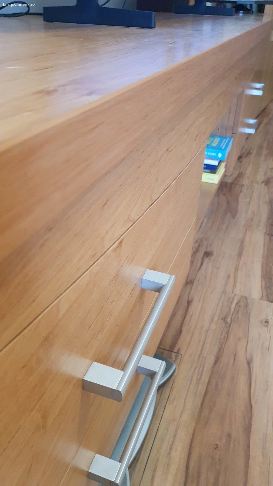 Komoda stolek pod TV DARUJI ZA ODVOZ. Televizní stolek komoda, velmi zachovalý a pěkný stav.
Rozměry: Délka 223cm, Šířka 55cm, Výška 54.5cm