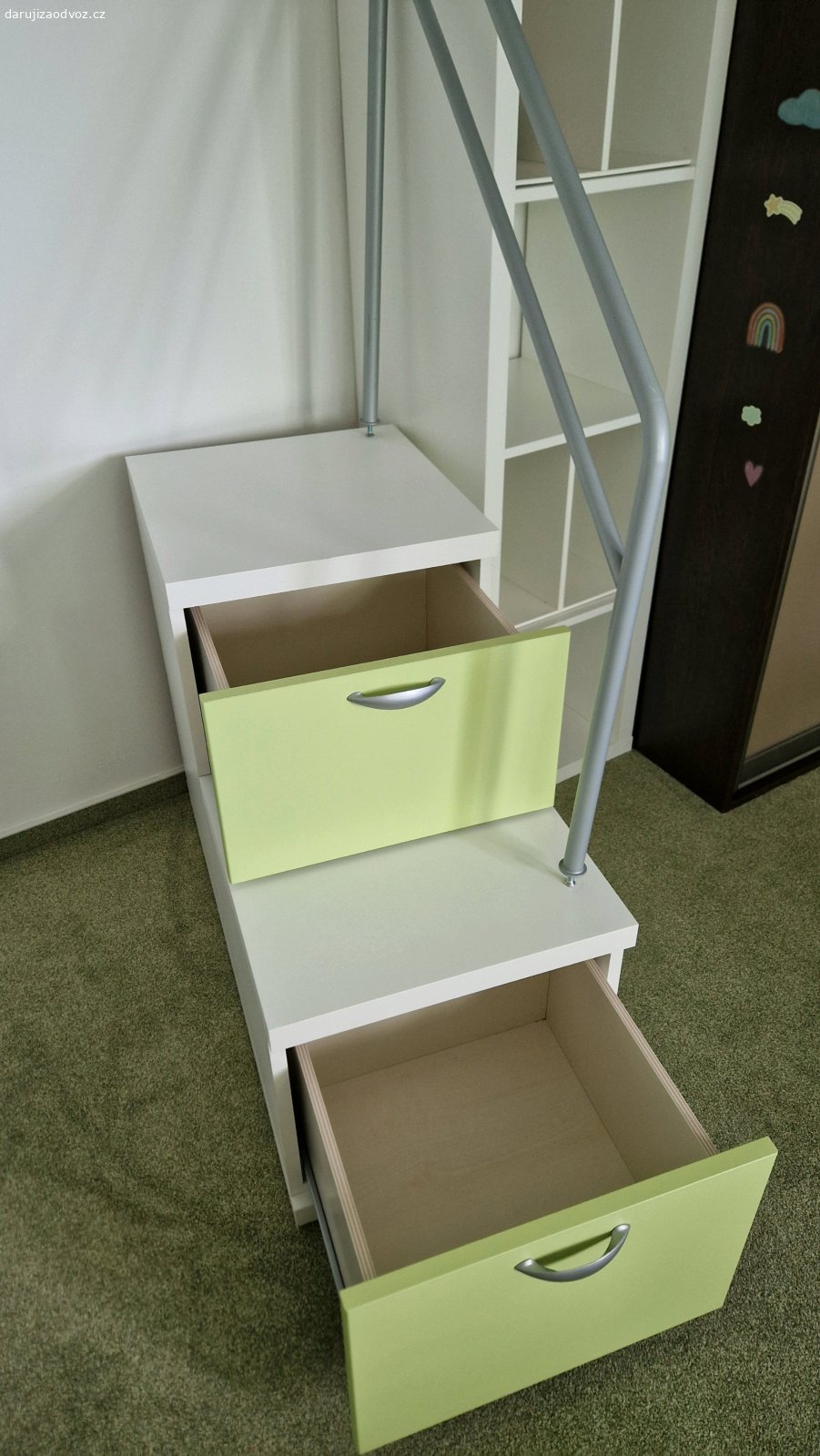 komoda / úložné schody. Daruji komodu ve tvarů schodů s velkým úložným prostorem. Může být se zabradlím nebo bez. Vhodna ke zvýšené posteli. 
Dva šuplíky, pevná konstrukce. Velký objem. Téměř bez známek používání. Rozměry h x v x š 91x 72,5 (2.schod)/ 40,5 (1.schod) x 45. 
Velice kvalitní bitelná konstrukce. Kvalitní těžké lamino. 
Ráda bych za nábytek dostala aspoň něco málo třeba ve formě kapsicek pro děti. (Např. 4 kapsičky masové Lasagne a 4 ovocné bez cukru).
K odběru na Zahradním městě.
Upřednostňuji rychlý odběr.