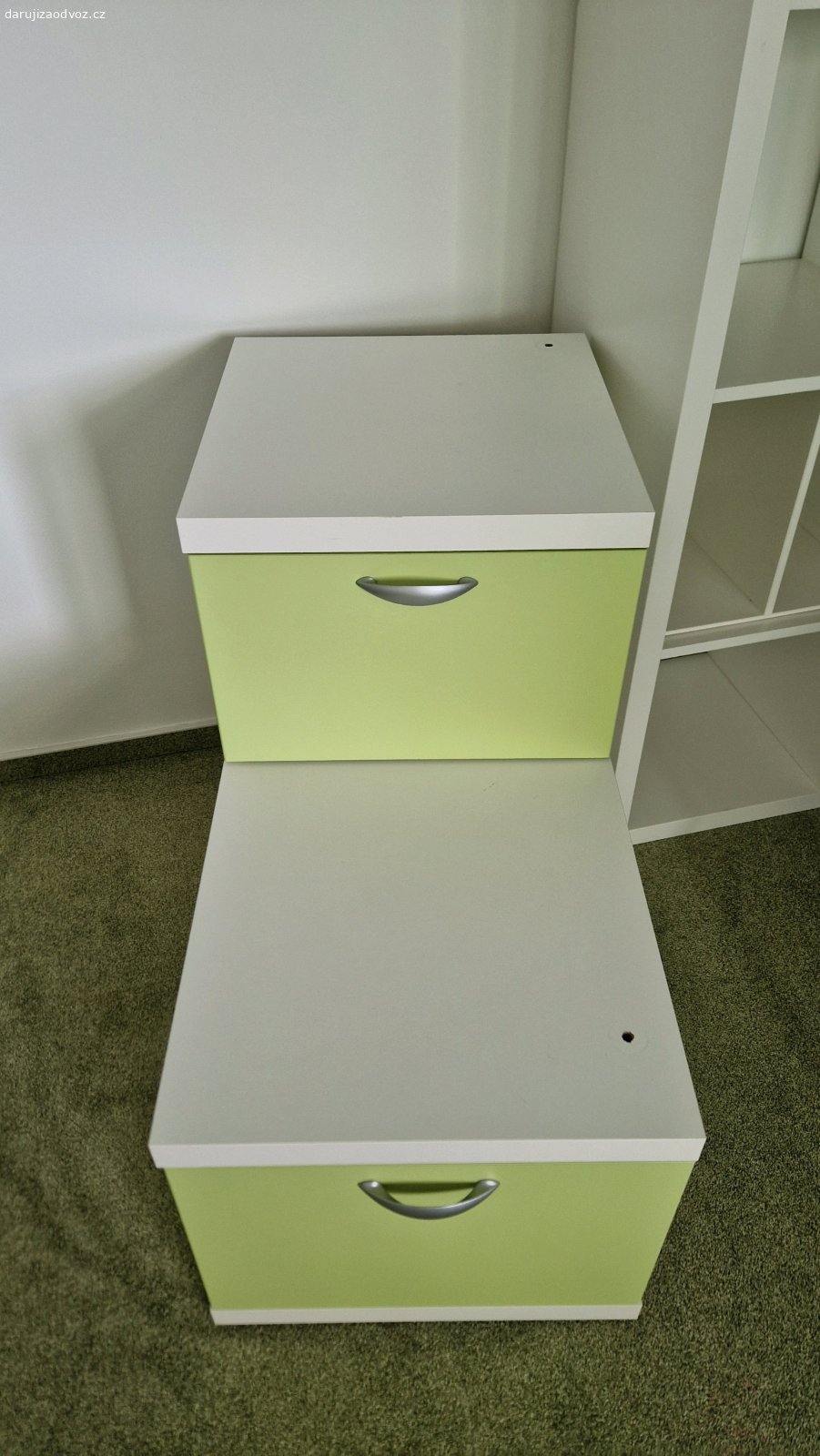 komoda / úložné schody. Daruji komodu ve tvarů schodů s velkým úložným prostorem. Může být se zabradlím nebo bez. Vhodna ke zvýšené posteli. 
Dva šuplíky, pevná konstrukce. Velký objem. Téměř bez známek používání. Rozměry h x v x š 91x 72,5 (2.schod)/ 40,5 (1.schod) x 45. 
Velice kvalitní bitelná konstrukce. Kvalitní těžké lamino. 
Ráda bych za nábytek dostala aspoň něco málo třeba ve formě kapsicek pro děti. (Např. 4 kapsičky masové Lasagne a 4 ovocné bez cukru).
K odběru na Zahradním městě.
Upřednostňuji rychlý odběr.