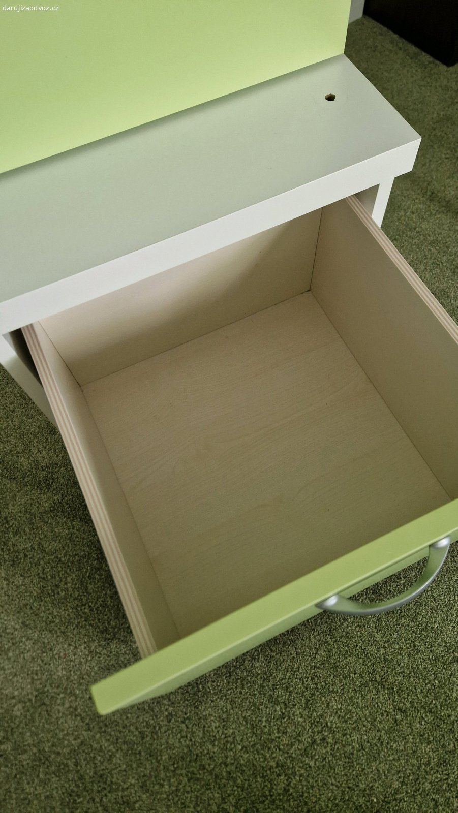 komoda / úložné schody. Daruji komodu ve tvarů schodů s velkým úložným prostorem. Může být se zabradlím nebo bez. Vhodna ke zvýšené posteli. 
Dva šuplíky, pevná konstrukce. Velký objem. Téměř bez známek používání. Rozměry h x v x š 91x 72,5 (2.schod)/ 40,5 (1.schod) x 45. 
Velice kvalitní bitelná konstrukce. Kvalitní těžké lamino. 
Ráda bych za nábytek dostala aspoň něco málo třeba ve formě kapsicek pro děti. (Např. 4 kapsičky masové Lasagne a 4 ovocné bez cukru).
K odběru na Zahradním městě.
Upřednostňuji rychlý odběr.