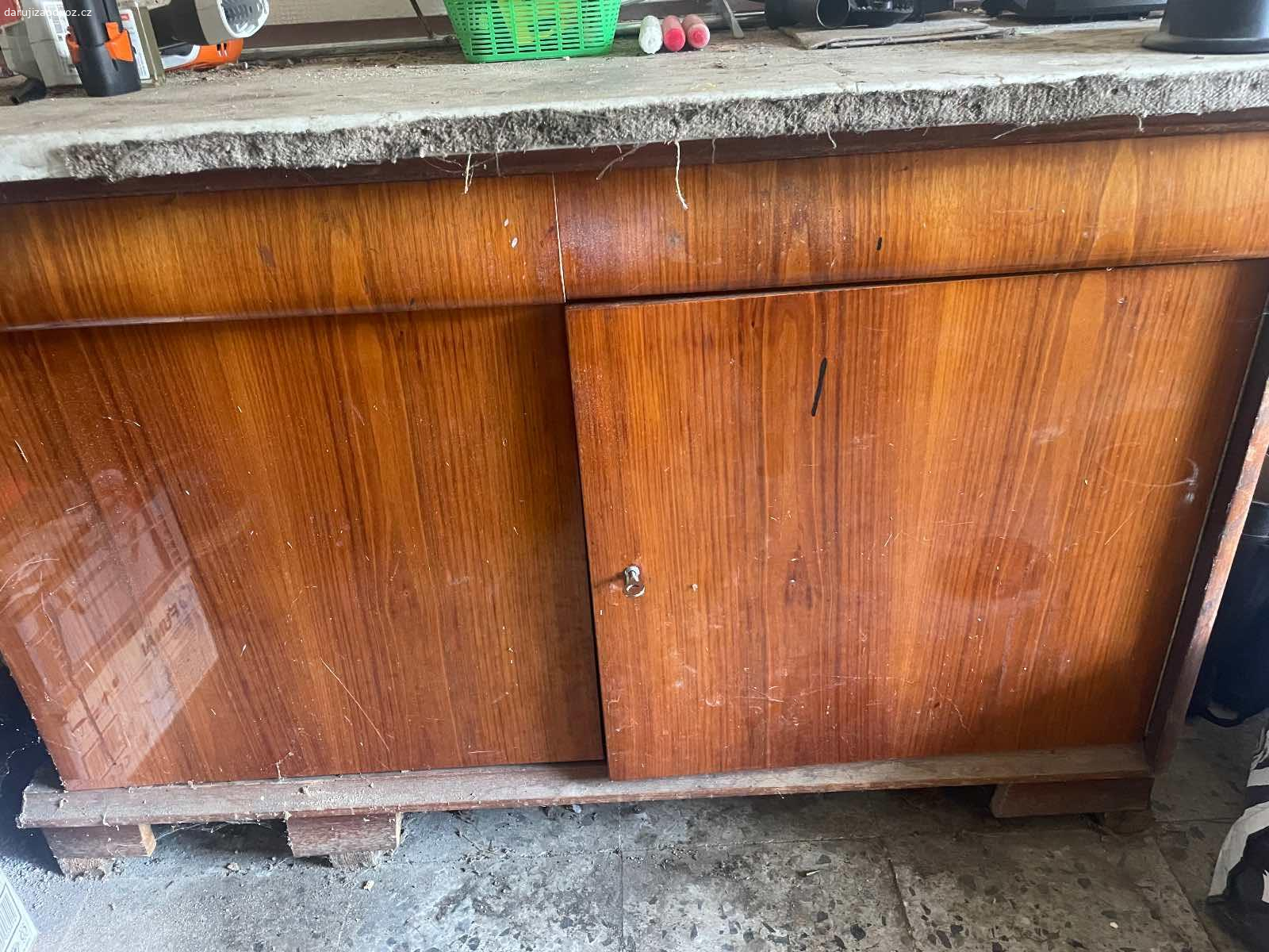 Komoda - ZA ODVOZ! 120 x 80 x 52 cm. Daruji ZA ODVOZ komodu např. do garáže. Nahoře 2 šuplíky, uvnitř 1 police. Šířka: 120 cm, výška: 80 cm a hloubka: 52 cm. Bez vad! K vyzvednutí po předchozí domluvě u Zbečna na Rakovnicku (50 min od Prahy). NUTNÝ vlastní odvoz a odnos! Daruji další věci za ODVOZ viz. inzeráty!