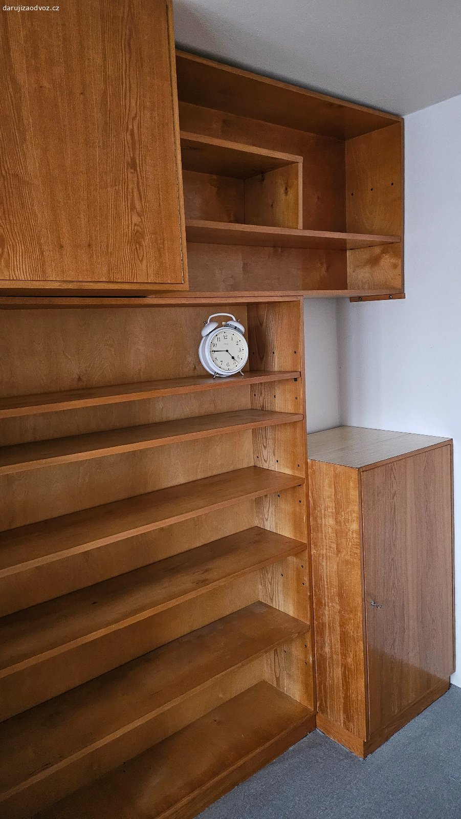 Kompletní ložnicová sestava / nábytková stěna. Daruji za odvoz: Kompletní ložnicová sestava / nábytková stěna na míru (70. léta, masivní dýha)
Za odvoz daruji velkou retro nábytkovou stěnu s pracovním koutem a knihovnou, vyrobenou na zakázku (ruční práce) v 70. letech. Nábytek je velmi bytelný, vyrobený z poctivých materiálů s dřevěnou dýhou v teplém odstínu.
Sestava nabízí obrovské množství úložného prostoru a je ideální do studentského pokoje, na chatu, nebo pro fanoušky retro/mid-century stylu.
Co všechno sestava obsahuje:
Šatní skříň: Prostorná dvoudveřová část se zásuvkami (šuplíky) ve spodní části.
Pracovní stůl / kout: Zabudovaný pracovní stůl s úložnou skříňkou, nad kterým je policový systém.
Velká knihovna: Policový systém s nakloněnými policemi (vhodné na knihy či časopisy).
Nástavce: Horní uzavíratelné skříňky po celé délce stěny pro uložení sezónních věcí.
Samostatná boční skříňka: Nižší uzavíratelná skříňka navazující na policový díl.
Peřiňák
Stav:
Nábytek je používaný, ale na svůj věk ve velmi zachovalém a plně funkčním stavu (všechny panty a šuplíky drží). Drobné kosmetické vady odpovídají běžnému opotřebení.
Podmínky odběru a stěhování:
Za odvoz a vlastní demontáž. Stěnu bude nutné pro transport rozebrat na jednotlivé segmenty.
Informace k manipulaci: Byt se nachází ve 3. patře. V domě je výtah, ale je poměrně malý, takže většina větších dílů se bude muset snést po schodech.
Nutný vlastní odnos a odvoz (ideálně v týmu alespoň dvou lidí, s vlastním nářadím a dodávkou či velkým vozíkem).
Lokalita: Stříbro
Termín: Spěchá z důvodu rekonstrukce.