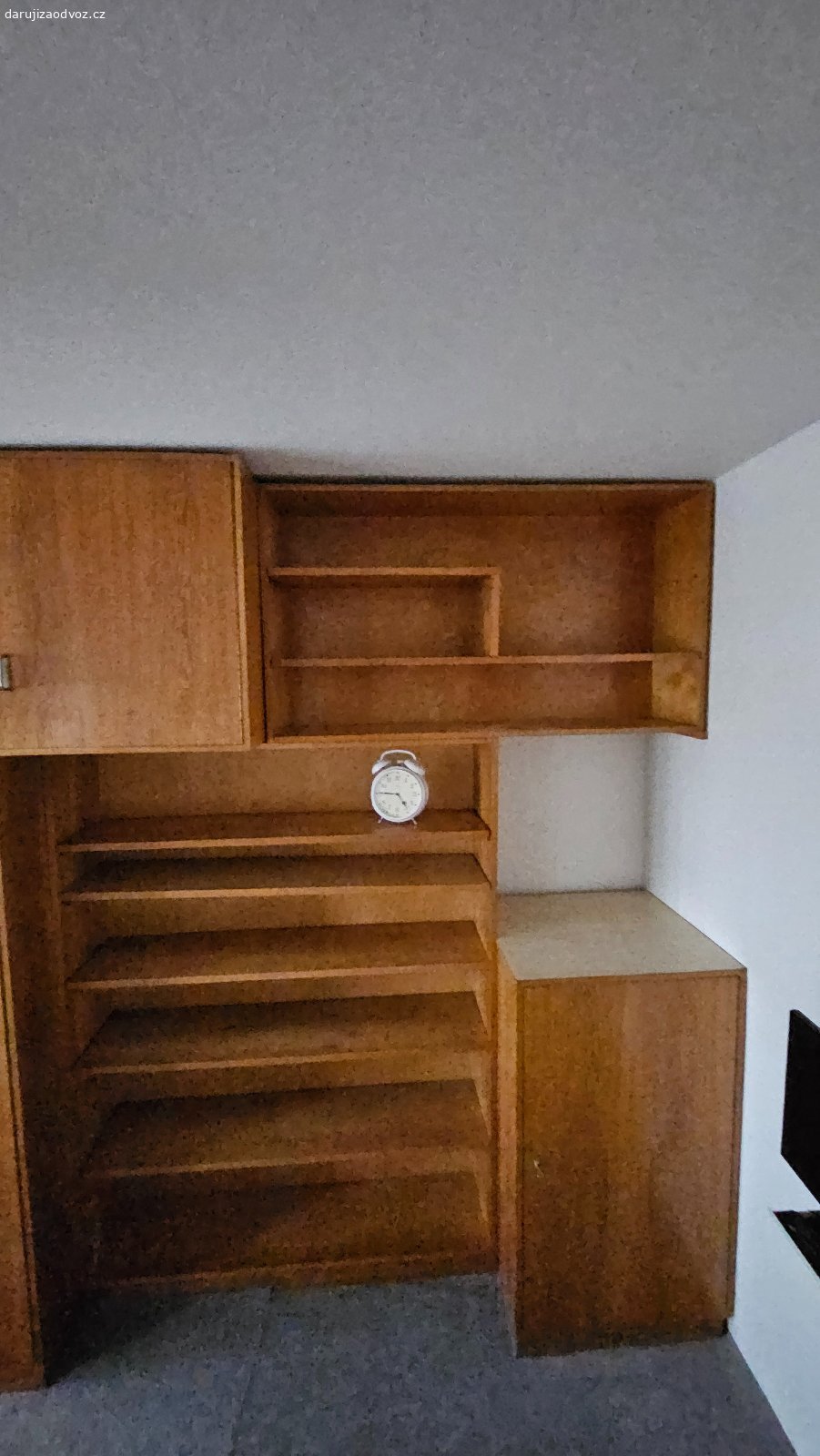 Kompletní ložnicová sestava / nábytková stěna. Daruji za odvoz: Kompletní ložnicová sestava / nábytková stěna na míru (70. léta, masivní dýha)
Za odvoz daruji velkou retro nábytkovou stěnu s pracovním koutem a knihovnou, vyrobenou na zakázku (ruční práce) v 70. letech. Nábytek je velmi bytelný, vyrobený z poctivých materiálů s dřevěnou dýhou v teplém odstínu.
Sestava nabízí obrovské množství úložného prostoru a je ideální do studentského pokoje, na chatu, nebo pro fanoušky retro/mid-century stylu.
Co všechno sestava obsahuje:
Šatní skříň: Prostorná dvoudveřová část se zásuvkami (šuplíky) ve spodní části.
Pracovní stůl / kout: Zabudovaný pracovní stůl s úložnou skříňkou, nad kterým je policový systém.
Velká knihovna: Policový systém s nakloněnými policemi (vhodné na knihy či časopisy).
Nástavce: Horní uzavíratelné skříňky po celé délce stěny pro uložení sezónních věcí.
Samostatná boční skříňka: Nižší uzavíratelná skříňka navazující na policový díl.
Peřiňák
Stav:
Nábytek je používaný, ale na svůj věk ve velmi zachovalém a plně funkčním stavu (všechny panty a šuplíky drží). Drobné kosmetické vady odpovídají běžnému opotřebení.
Podmínky odběru a stěhování:
Za odvoz a vlastní demontáž. Stěnu bude nutné pro transport rozebrat na jednotlivé segmenty.
Informace k manipulaci: Byt se nachází ve 3. patře. V domě je výtah, ale je poměrně malý, takže většina větších dílů se bude muset snést po schodech.
Nutný vlastní odnos a odvoz (ideálně v týmu alespoň dvou lidí, s vlastním nářadím a dodávkou či velkým vozíkem).
Lokalita: Stříbro
Termín: Spěchá z důvodu rekonstrukce.