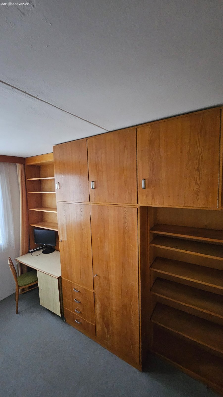 Kompletní ložnicová sestava / nábytková stěna. Daruji za odvoz: Kompletní ložnicová sestava / nábytková stěna na míru (70. léta, masivní dýha)
Za odvoz daruji velkou retro nábytkovou stěnu s pracovním koutem a knihovnou, vyrobenou na zakázku (ruční práce) v 70. letech. Nábytek je velmi bytelný, vyrobený z poctivých materiálů s dřevěnou dýhou v teplém odstínu.
Sestava nabízí obrovské množství úložného prostoru a je ideální do studentského pokoje, na chatu, nebo pro fanoušky retro/mid-century stylu.
Co všechno sestava obsahuje:
Šatní skříň: Prostorná dvoudveřová část se zásuvkami (šuplíky) ve spodní části.
Pracovní stůl / kout: Zabudovaný pracovní stůl s úložnou skříňkou, nad kterým je policový systém.
Velká knihovna: Policový systém s nakloněnými policemi (vhodné na knihy či časopisy).
Nástavce: Horní uzavíratelné skříňky po celé délce stěny pro uložení sezónních věcí.
Samostatná boční skříňka: Nižší uzavíratelná skříňka navazující na policový díl.
Peřiňák
Stav:
Nábytek je používaný, ale na svůj věk ve velmi zachovalém a plně funkčním stavu (všechny panty a šuplíky drží). Drobné kosmetické vady odpovídají běžnému opotřebení.
Podmínky odběru a stěhování:
Za odvoz a vlastní demontáž. Stěnu bude nutné pro transport rozebrat na jednotlivé segmenty.
Informace k manipulaci: Byt se nachází ve 3. patře. V domě je výtah, ale je poměrně malý, takže většina větších dílů se bude muset snést po schodech.
Nutný vlastní odnos a odvoz (ideálně v týmu alespoň dvou lidí, s vlastním nářadím a dodávkou či velkým vozíkem).
Lokalita: Stříbro
Termín: Spěchá z důvodu rekonstrukce.