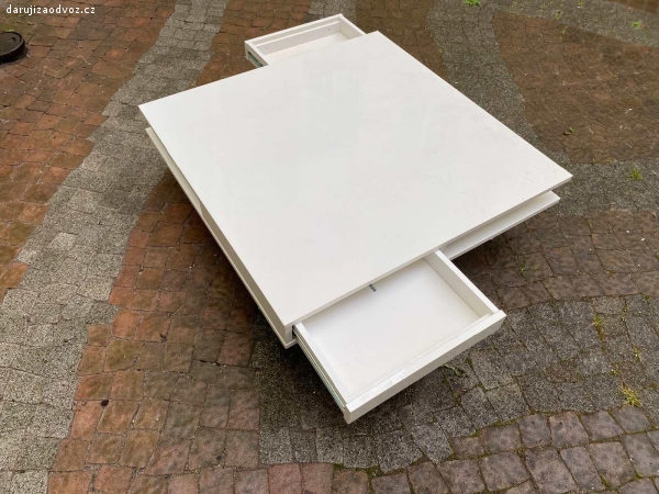 Konferenční stolek. Daruji bílý lakovaný konferenční  stolek se 2 šuplíky. 

Rozměry 95cm x 95cm (výška 31cm)