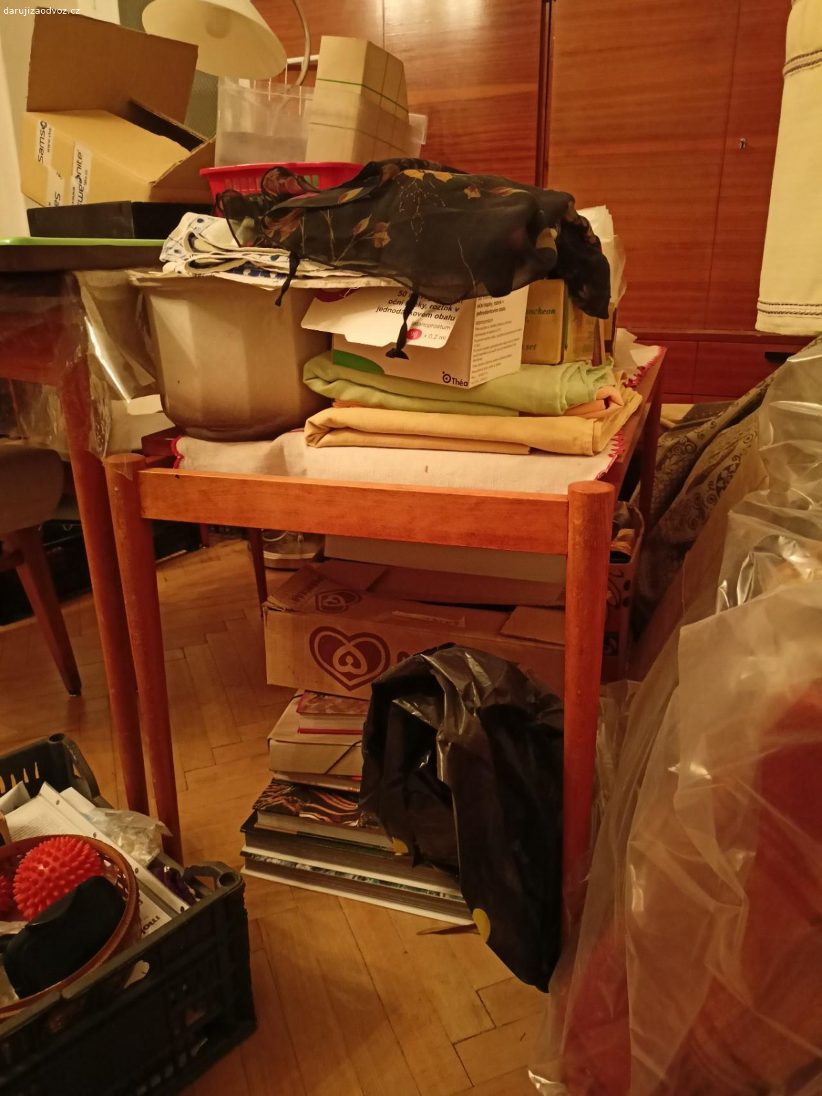 Daruji konferenční stolek. Konferenční stolek d 104, š 50, v 56 cm

cca z 60. let v zachovalém stavu, nábytek Dřevotvar. Mam celou sadu podobneho nabytku, podivejte se na ostatni moje nabidky.

prosim kontaktujte me na email