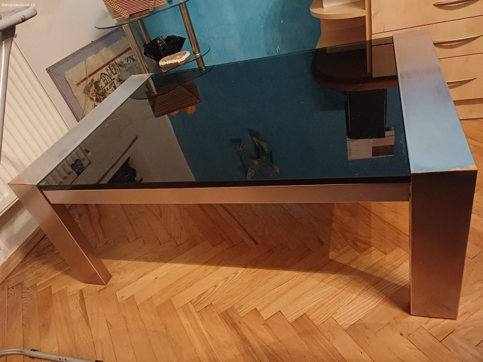 konferenční stolek. hodně opotřebovaný, vady na fotkách, skleněná deska potřebuje vyleštit, robustní, hodně těžký