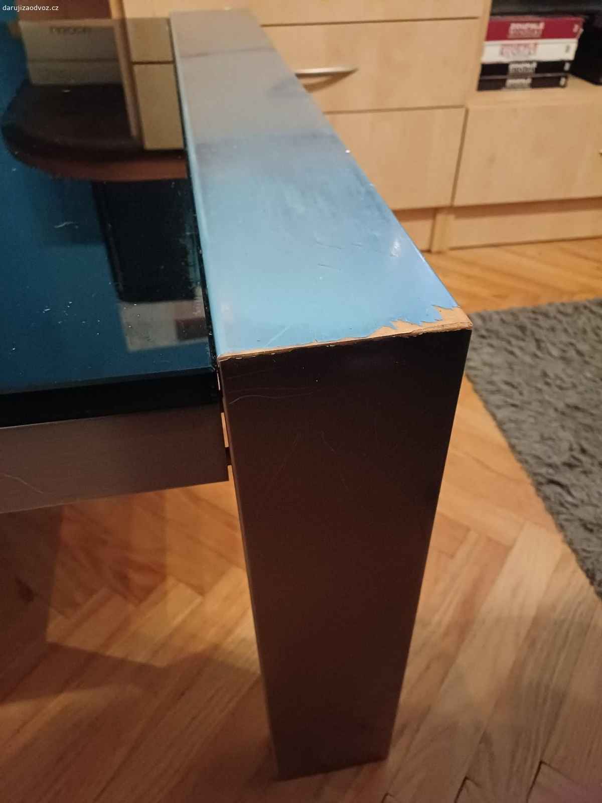 konferenční stolek. hodně opotřebovaný, vady na fotkách, skleněná deska potřebuje vyleštit, robustní, hodně těžký