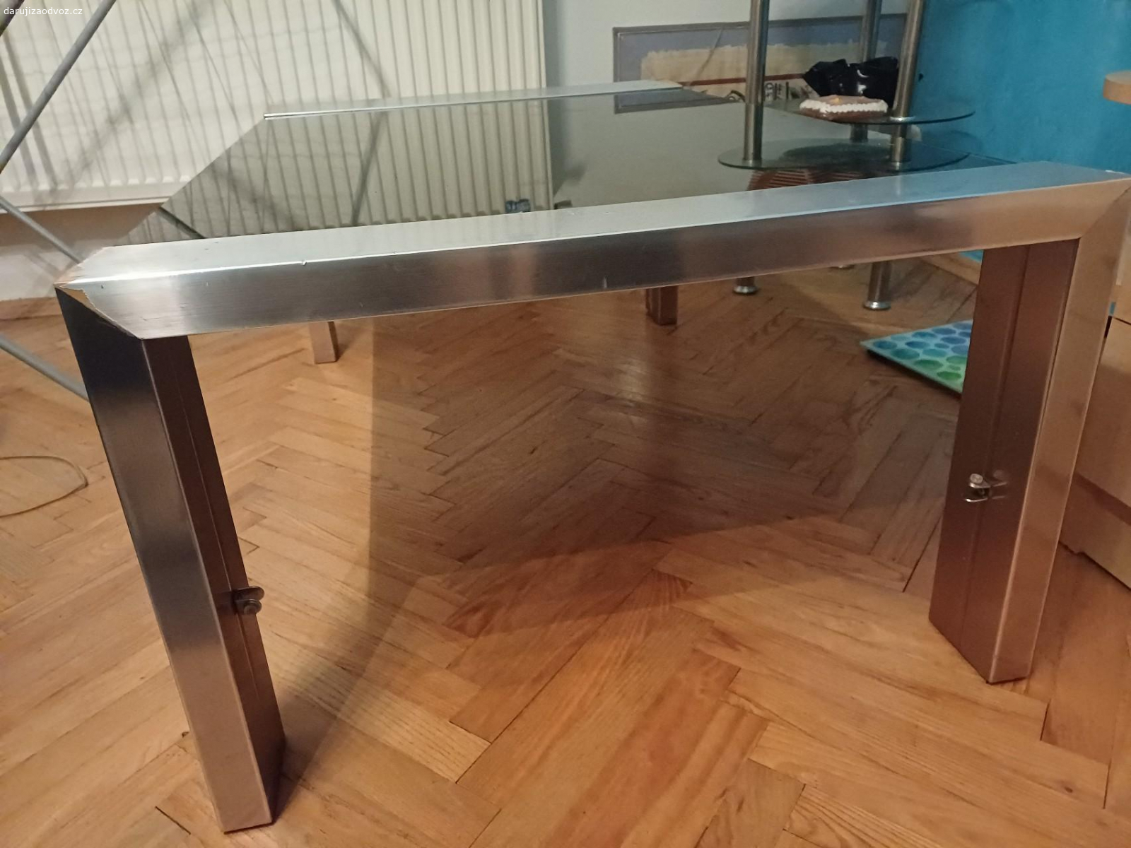 konferenční stolek. hodně opotřebovaný, vady na fotkách, skleněná deska potřebuje vyleštit, robustní, hodně těžký