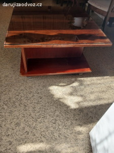 konferenční stolek