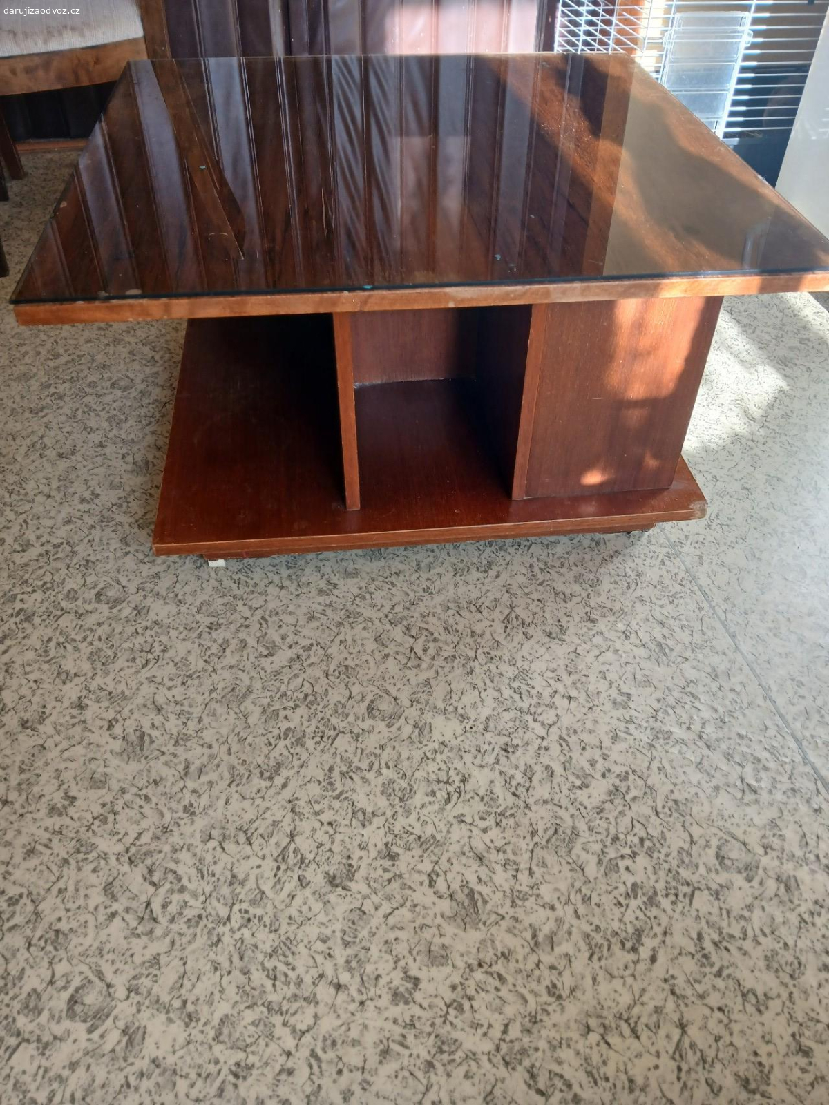 konferenční stolek. Daruji za odvoz konferenční stolek. Stačí koupit nová kolečka a nic mu není. Důvodem je nadbytečnost.