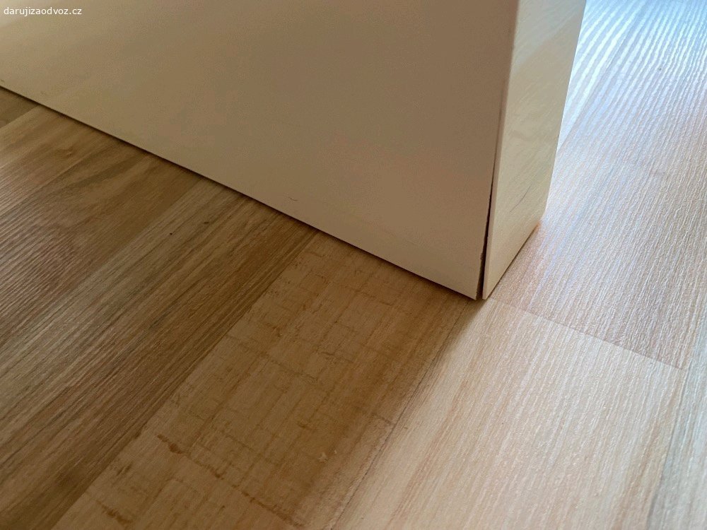Konferenční stolek. Chtel bych darovat  konferencni stolek (120x42x40 cm)-ma drobne vady (viz foto). Material je laminovana deska -drevotriska v bile leskle barve.
Vzhledem ke sve vysce ho lze vyuzit i jako detsky stolek. Ma prihradku na casopisy/knihy.
Pouze osobni predani v Hostivici nebo Praha 13.