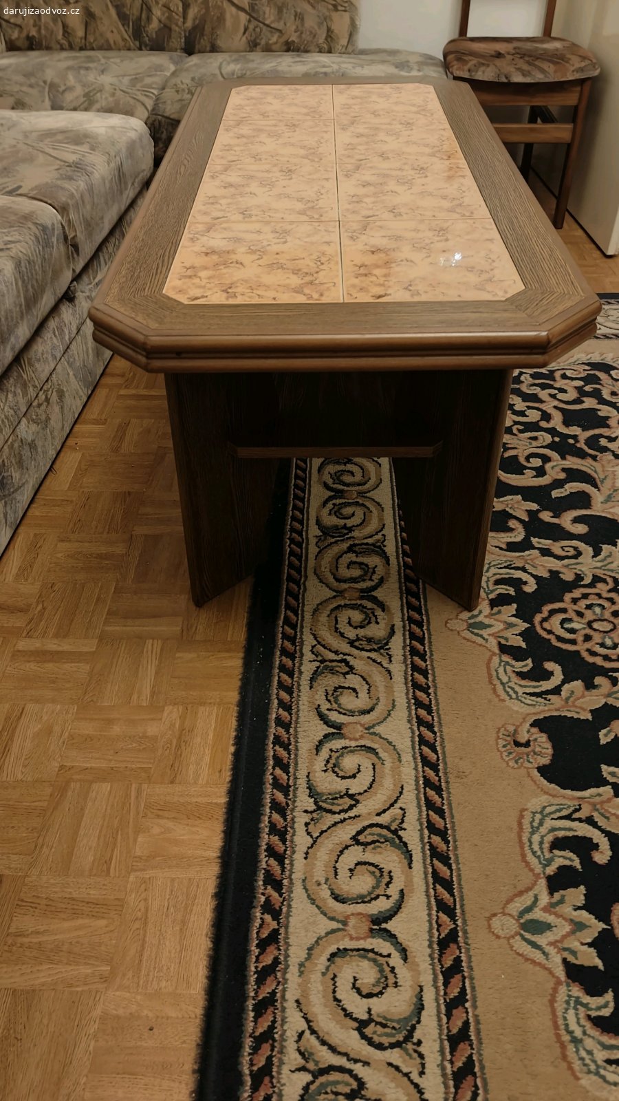 Konferenční stolek. Daruji za odvoz konferenční stolek s keramickou deskou a policí, rozměry: 116x56x55 cm.