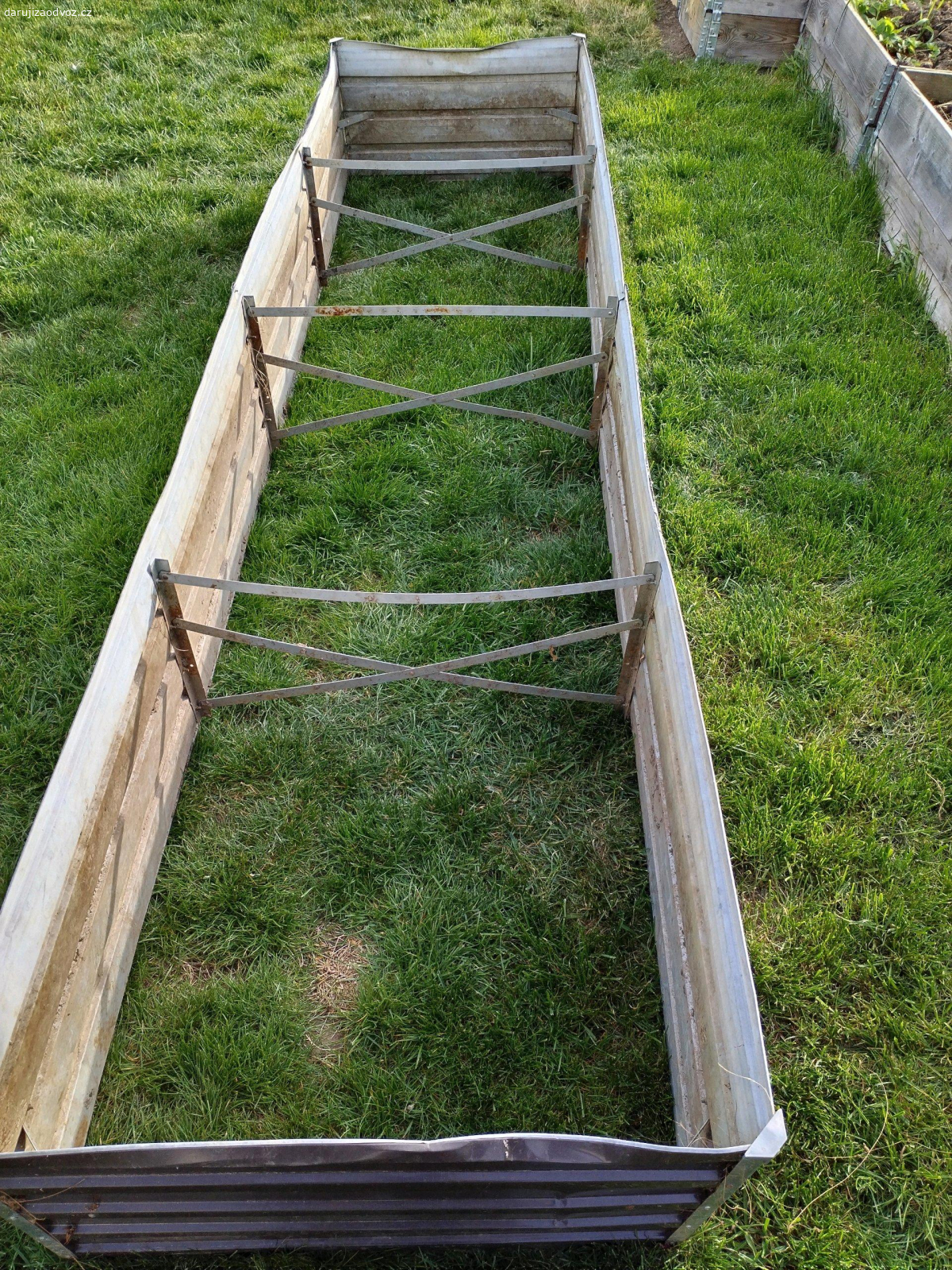 konstrukce pro záhon. Konstrukce pro vyvýšený záhon délka 3200mm x 800mnx výška 450mm. Materiál lehká slitina. Za odvoz