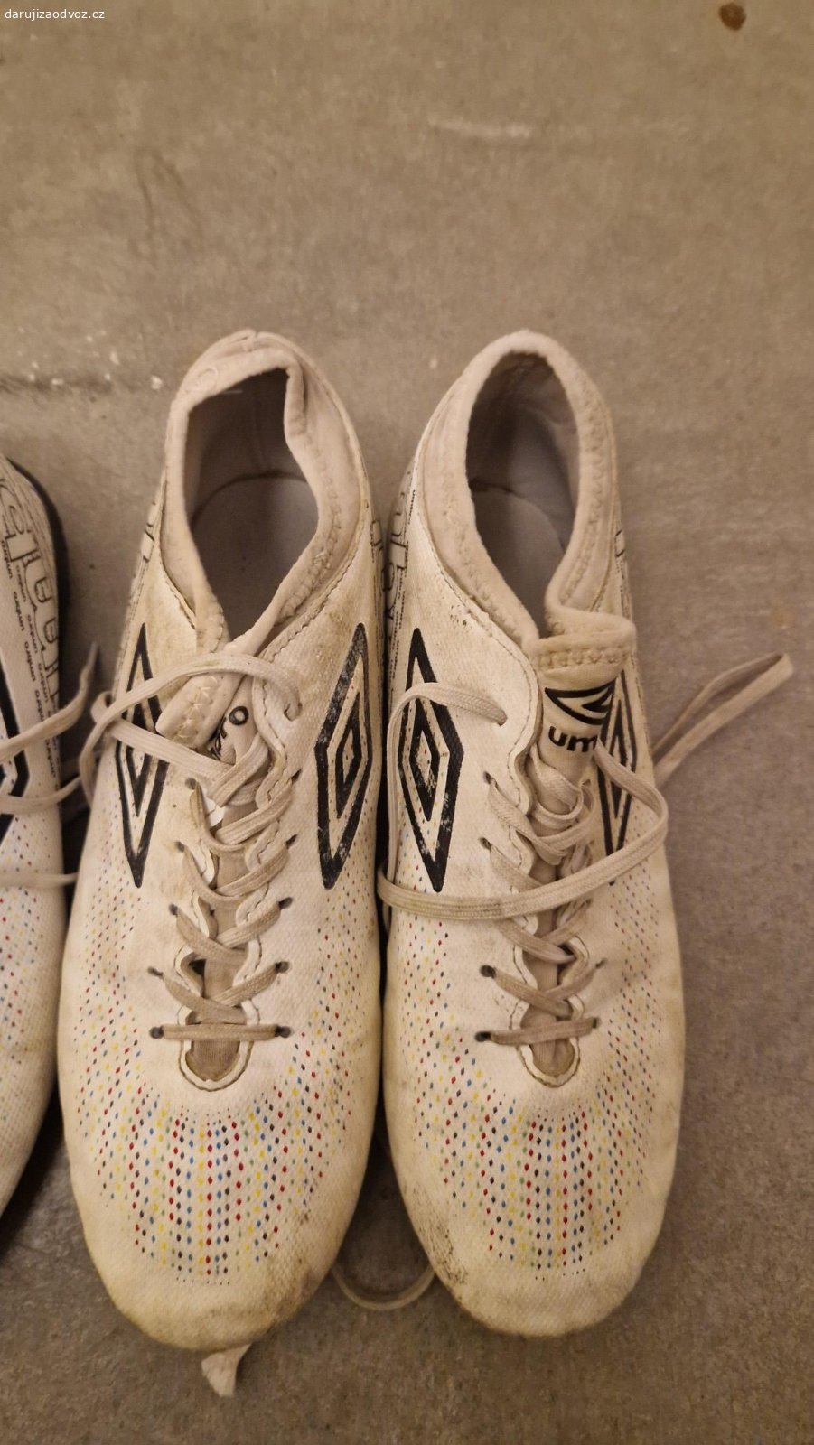 Kopačky Umbro. Daruji dva páry dětských kopaček Umbro. Jedny jsou na umělou trávu tzv. turfy a druhé tzv. lisovky. Stav a velikosti viz. foto. Pouze osobní předání v Brně.