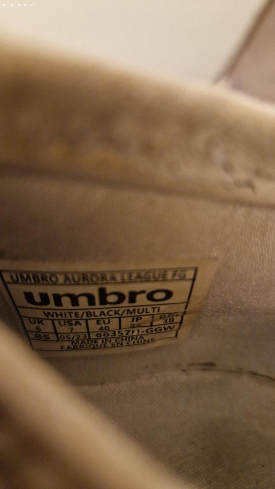 Kopačky Umbro. Daruji dva páry dětských kopaček Umbro. Jedny jsou na umělou trávu tzv. turfy a druhé tzv. lisovky. Stav a velikosti viz. foto. Pouze osobní předání v Brně.