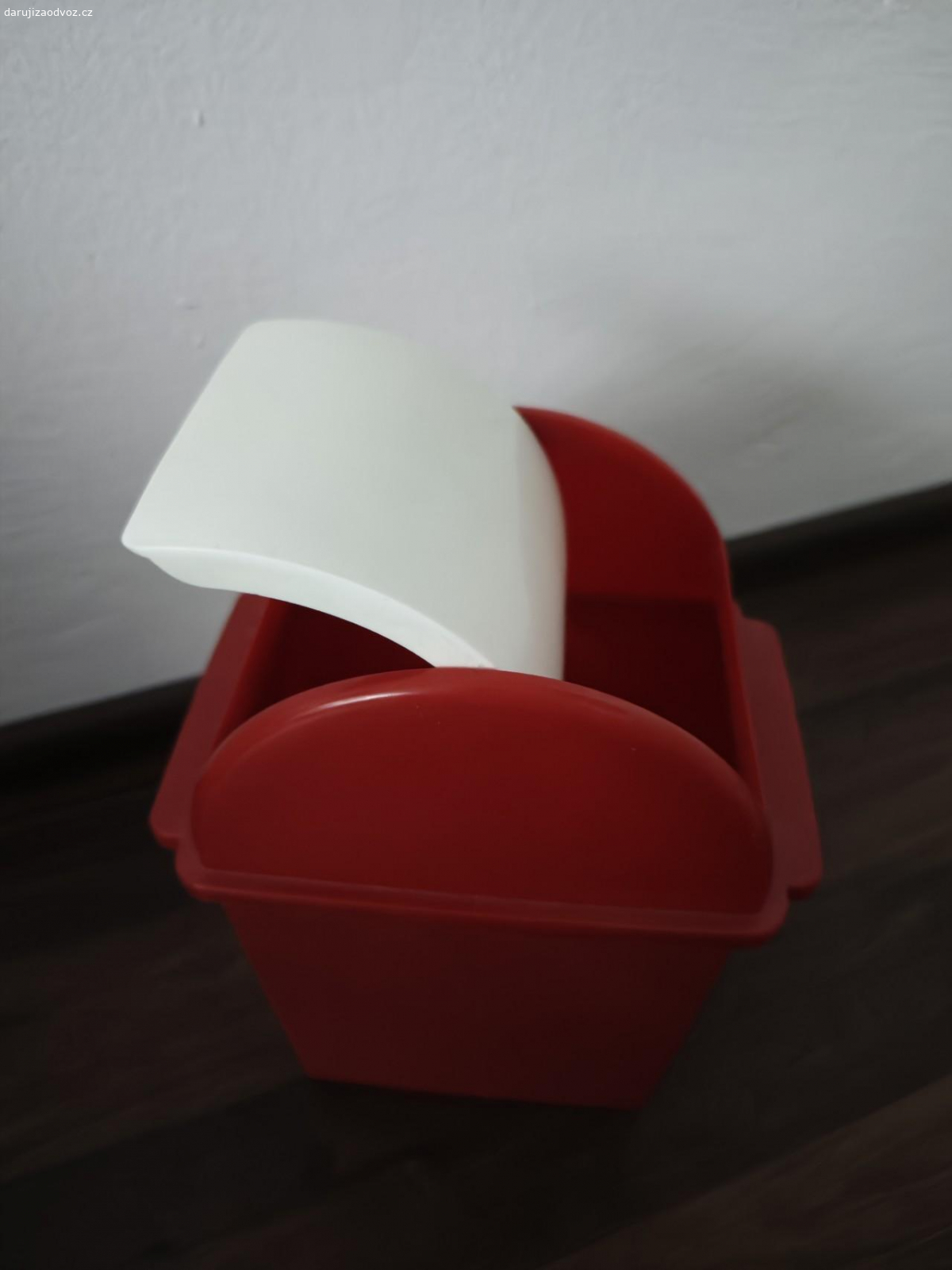 Koš malý plastový. ...