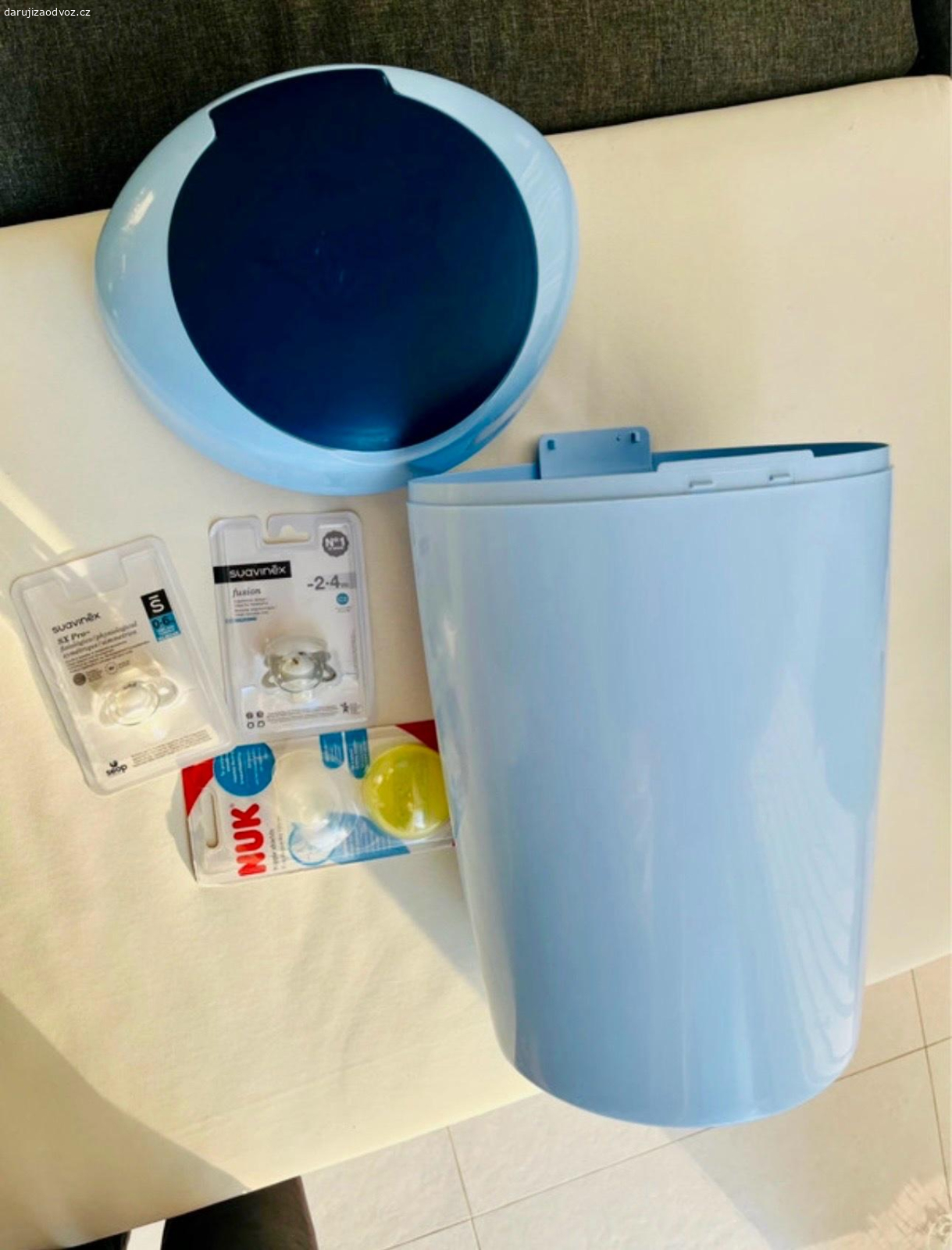Koš na plenky Tommee tippee, Nuk. Koš na plenky Tommee tippee, dudlíky a savičky Nuk
Koš je po jednom dítěti, ale je čistý a v pořadku. 
Dudlíky a savičky samozřejmě nové:)

osobní předání možné - poprosím si zero colu lahev anebo zásilkovna komplet 120,-