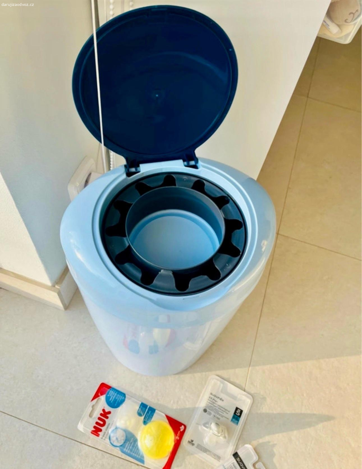 Koš na plenky Tommee tippee, Nuk. Koš na plenky Tommee tippee, dudlíky a savičky Nuk
Koš je po jednom dítěti, ale je čistý a v pořadku. 
Dudlíky a savičky samozřejmě nové:)

osobní předání možné - poprosím si zero colu lahev anebo zásilkovna komplet 120,-