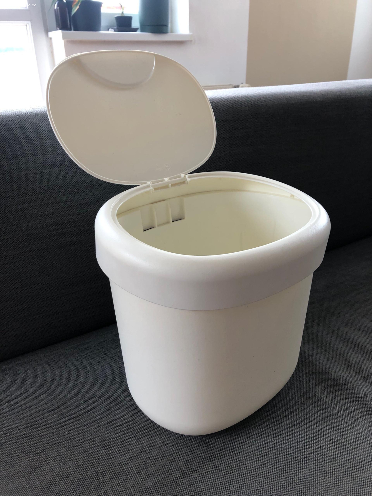 koš na plíny IKEA. Nikdy jsme ho na plínky nepoužívali. Malý si s ním pak hrál.