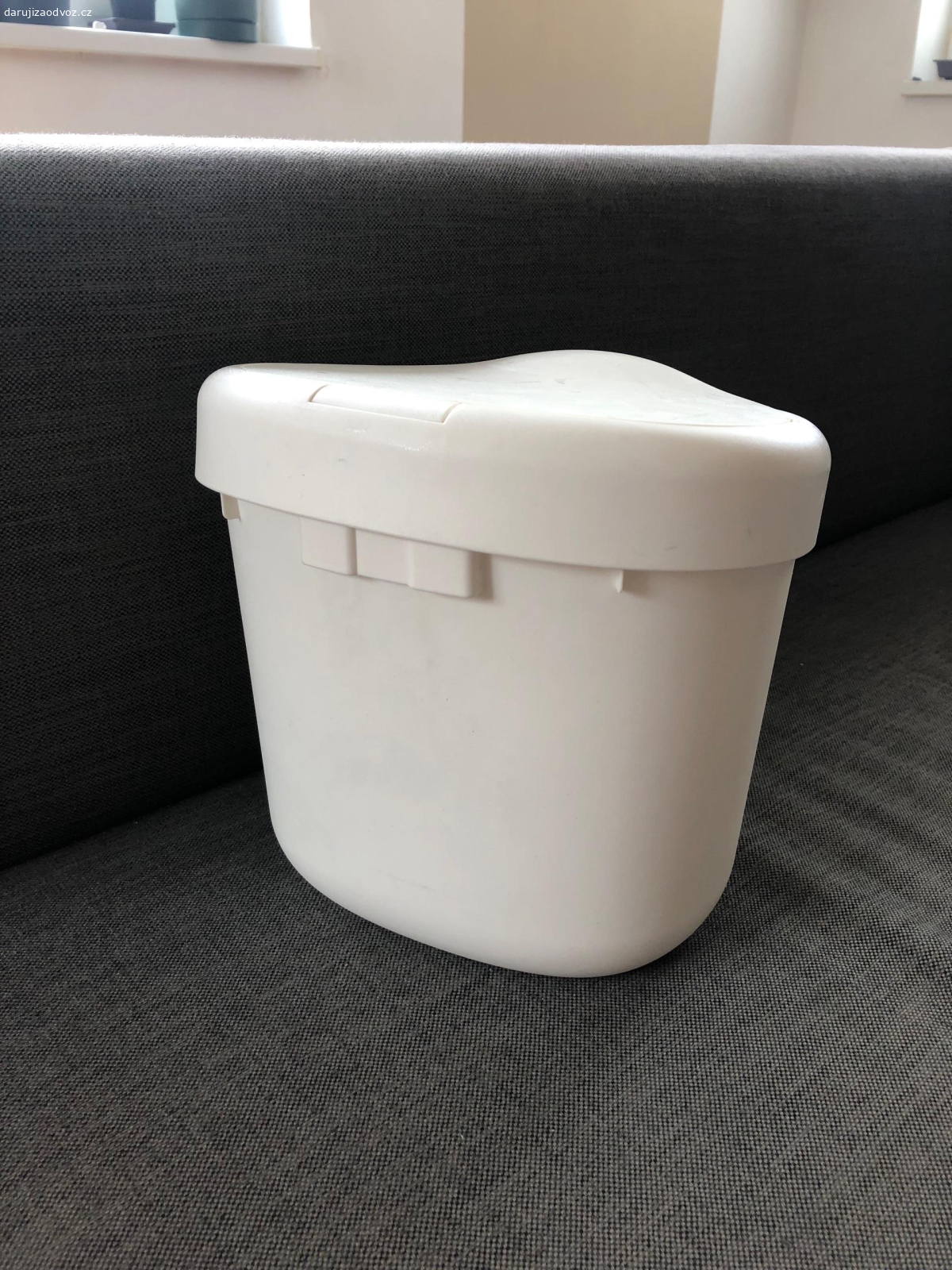 koš na plíny IKEA. Nikdy jsme ho na plínky nepoužívali. Malý si s ním pak hrál.