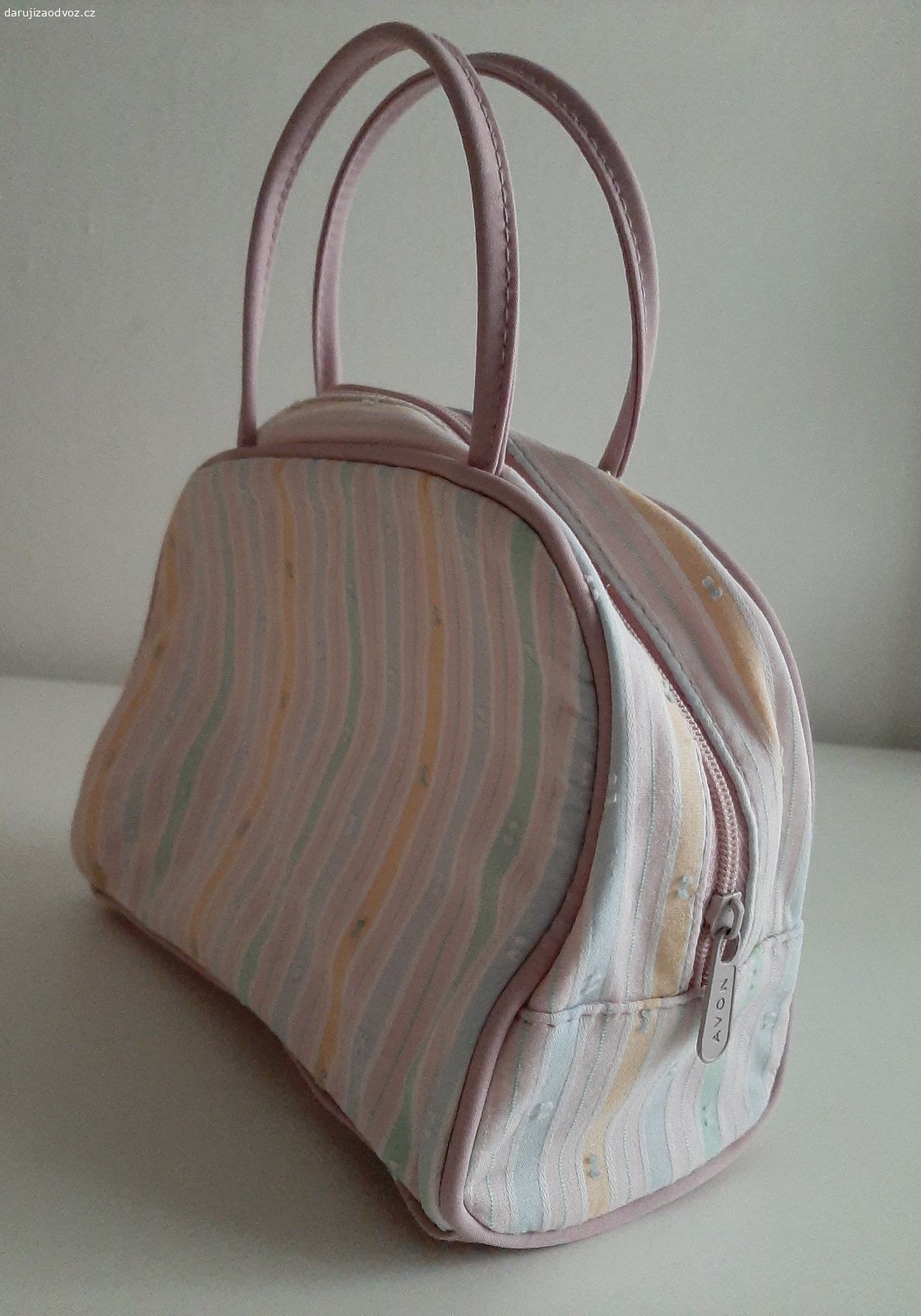 Kosmetická etue růžová. Daruji růžovou kosmetickou etue. Šířka 20 cm, hloubka 9 cm, výška 16 cm, výška s uchy 25 cm. Nepoškozená, čistá.
Předání Praha, Karlovo náměstí, vedle supermarketu Albert, mezi 17:00 a 20:00.