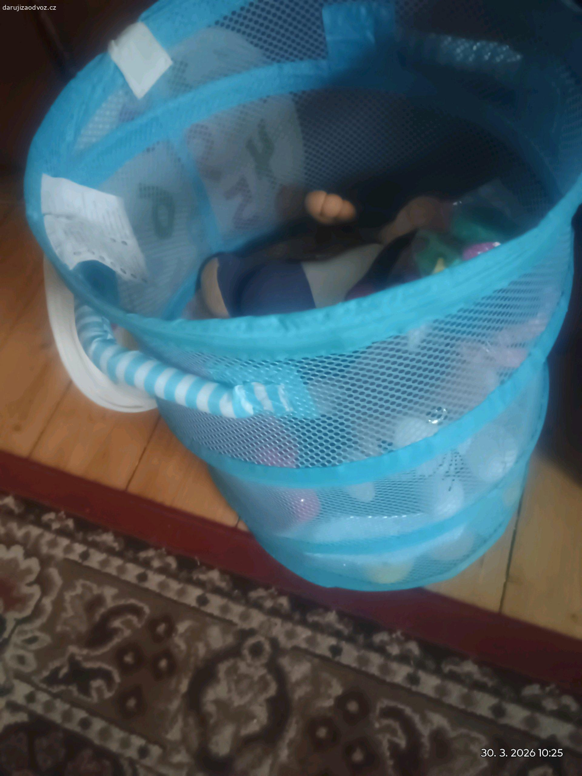 kostky, plyšáky aj .. nějaké míčky kostky plyšáky nabízím zadarmo