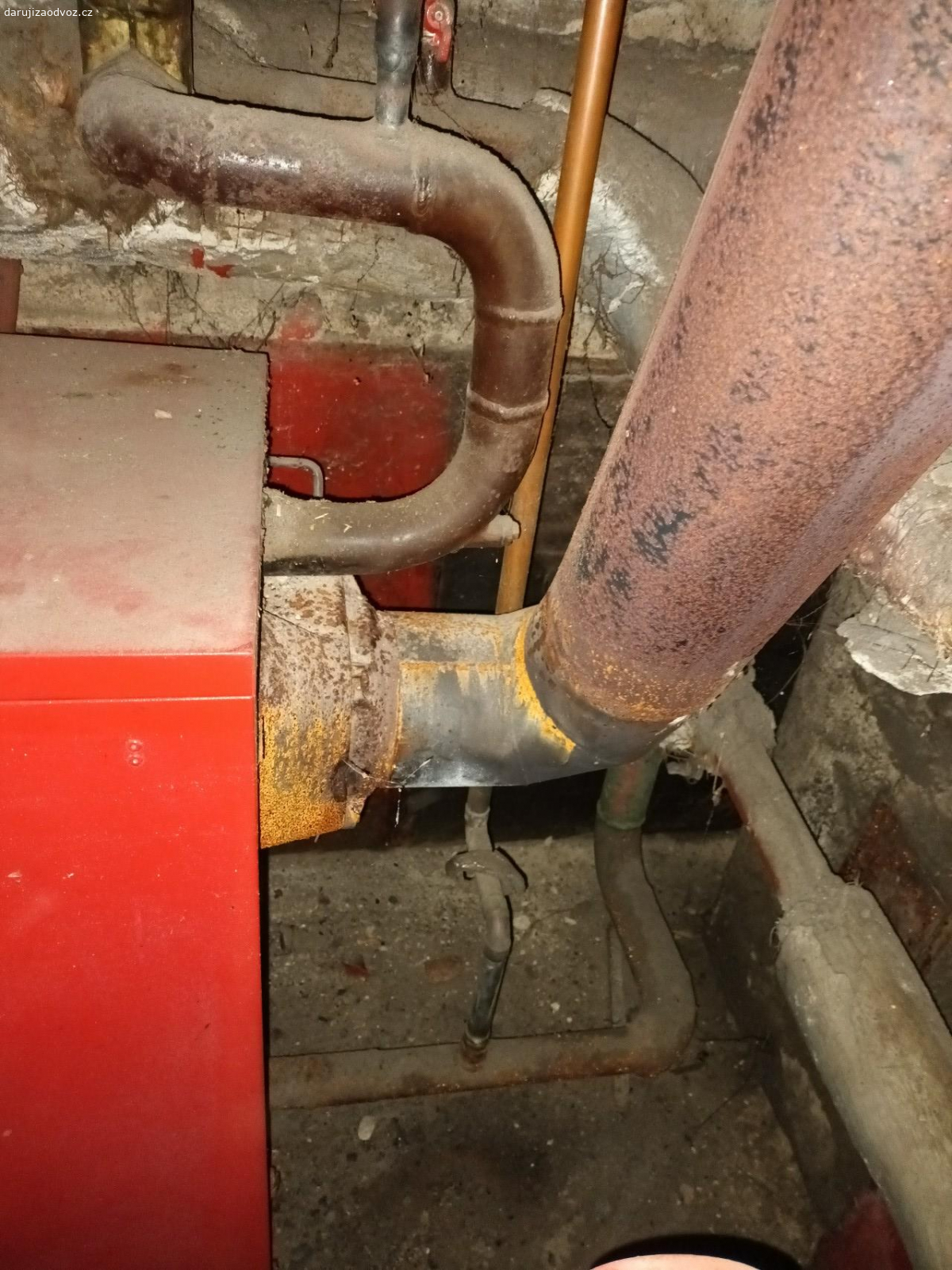 Kotel na tuhá paliva. !POUZE SMS! 
Kotel Viadrus 25kW, našla bych i revizní zprávu (2024). Námi nevyužívaný nikdy, jednou ho propláchla voda - proto ta liška všude. Bylo nám řečeno že pojede, je to jednoduché zařízení. Nemohu zabezpečit demontáž ani odvoz, je na všem připojený.