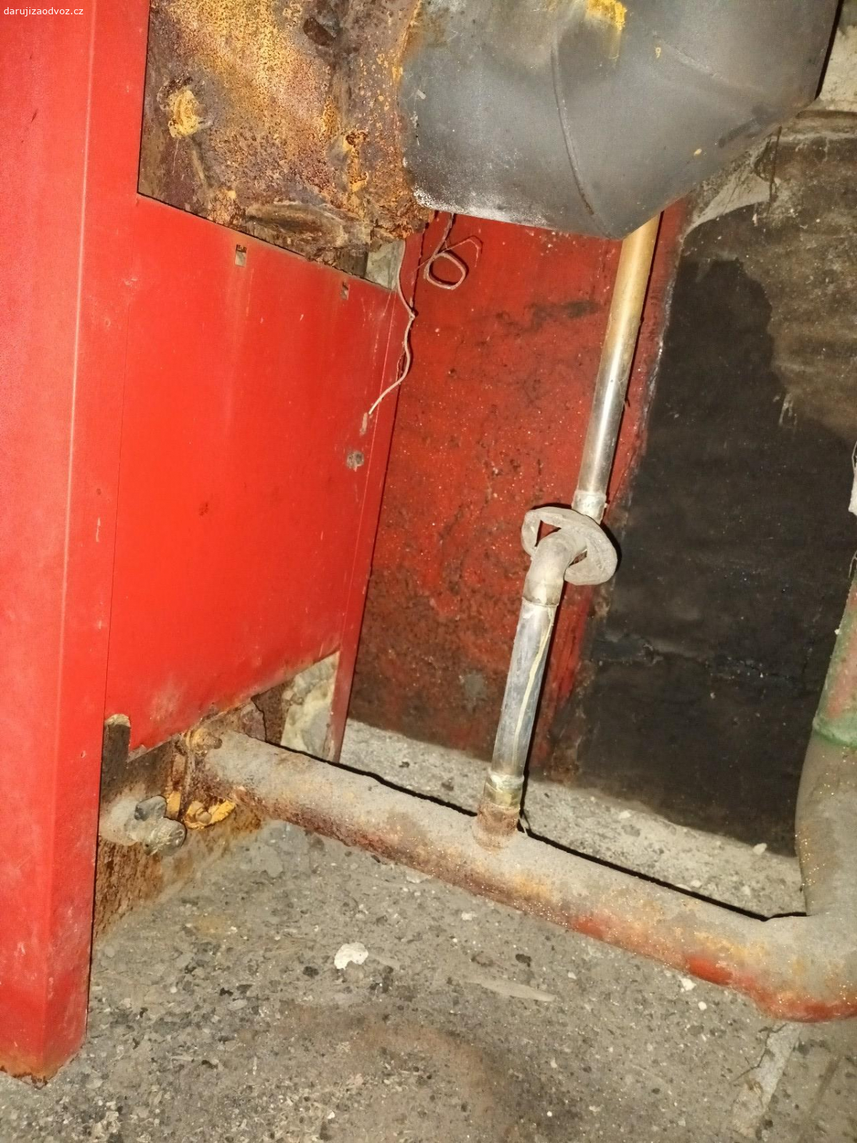 Kotel na tuhá paliva. !POUZE SMS! 
Kotel Viadrus 25kW, našla bych i revizní zprávu (2024). Námi nevyužívaný nikdy, jednou ho propláchla voda - proto ta liška všude. Bylo nám řečeno že pojede, je to jednoduché zařízení. Nemohu zabezpečit demontáž ani odvoz, je na všem připojený.