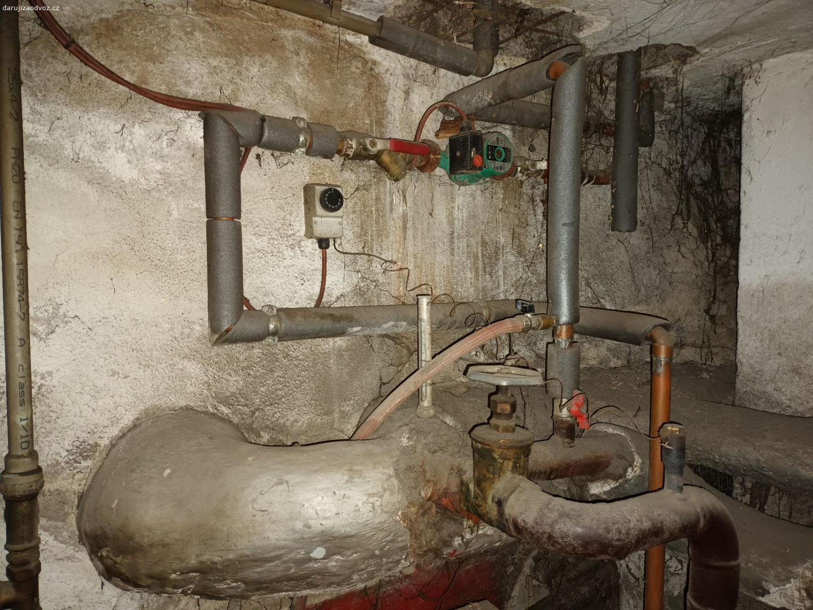 Kotel na tuhá paliva. !POUZE SMS! 
Kotel Viadrus 25kW, našla bych i revizní zprávu (2024). Námi nevyužívaný nikdy, jednou ho propláchla voda - proto ta liška všude. Bylo nám řečeno že pojede, je to jednoduché zařízení. Nemohu zabezpečit demontáž ani odvoz, je na všem připojený.