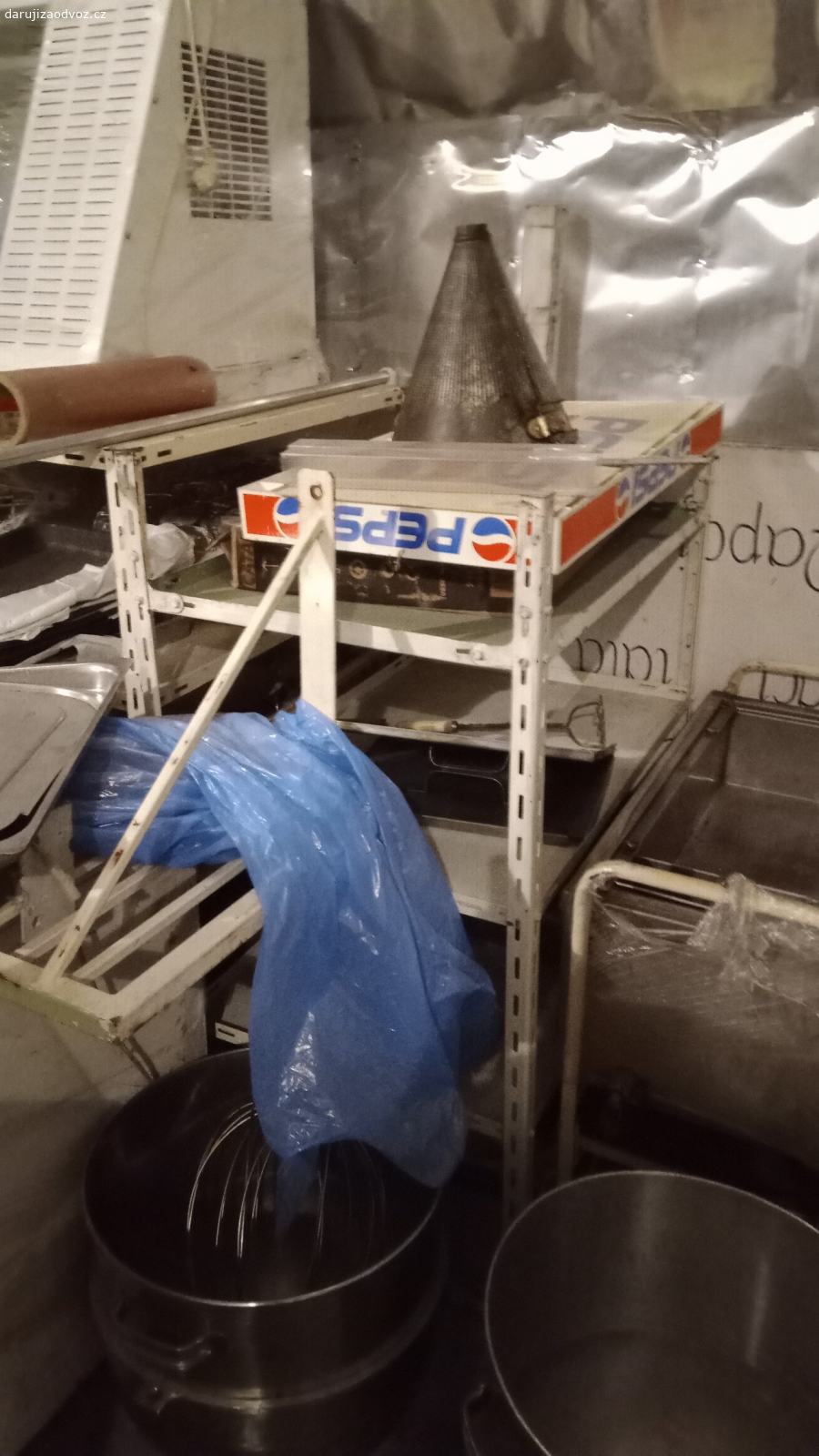 Kovové regály. Původně gastro, teď už spíše do dílny...
Čím dříve, tím lépe. ?