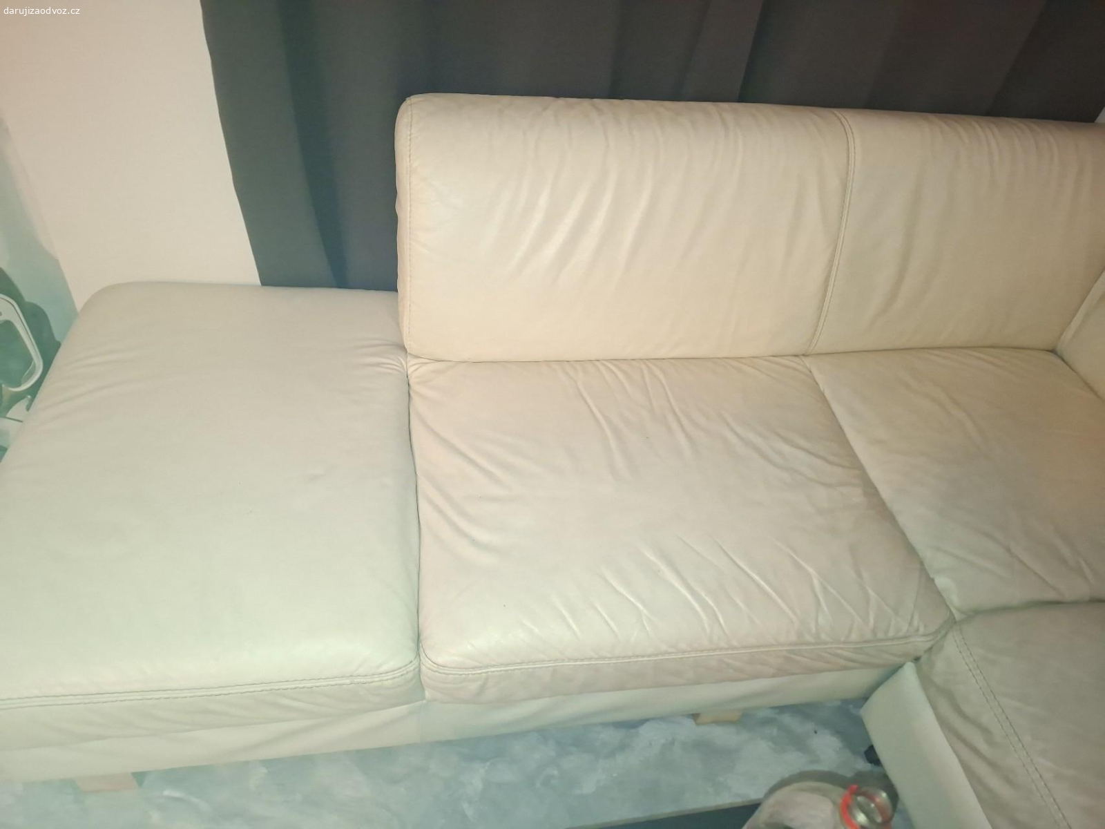 Kožená rohová sedačka. rohová sedačka cca 2m x 2m