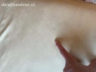 kožená sedací souprava. kožená sedací pohovka + křeslo, rozměr pohovka cca šíře 300 cm x hloubka 100 cm, rohová část 100 x 120, křeslo cca 100 x 100, souprava je bytelná a tedy dost těžká, pohovka ke stěhování rozložitelná na 2 části, poškození - drobné škrábance od kočky, křeslo je bez škrábanců, kůže je silná, prasknutí nehrozí... barva slonová kost, stěhování na místě bez schodů