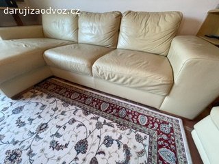 kožená sedací souprava. kožená sedací pohovka + křeslo, rozměr pohovka cca šíře 300 cm x hloubka 100 cm, rohová část 100 x 120, křeslo cca 100 x 100, souprava je bytelná a tedy dost těžká, pohovka ke stěhování rozložitelná na 2 části, poškození - drobné škrábance od kočky, křeslo je bez škrábanců, kůže je silná, prasknutí nehrozí... barva slonová kost, stěhování na místě bez schodů