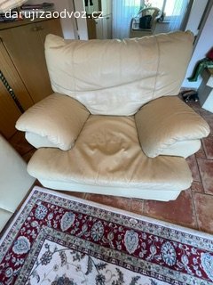 kožená sedací souprava. kožená sedací pohovka + křeslo, rozměr pohovka cca šíře 300 cm x hloubka 100 cm, rohová část 100 x 120, křeslo cca 100 x 100, souprava je bytelná a tedy dost těžká, pohovka ke stěhování rozložitelná na 2 části, poškození - drobné škrábance od kočky, křeslo je bez škrábanců, kůže je silná, prasknutí nehrozí... barva slonová kost, stěhování na místě bez schodů