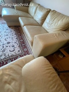 kožená sedací souprava. kožená sedací pohovka + křeslo, rozměr pohovka cca šíře 300 cm x hloubka 100 cm, rohová část 100 x 120, křeslo cca 100 x 100, souprava je bytelná a tedy dost těžká, pohovka ke stěhování rozložitelná na 2 části, poškození - drobné škrábance od kočky, křeslo je bez škrábanců, kůže je silná, prasknutí nehrozí... barva slonová kost, stěhování na místě bez schodů
