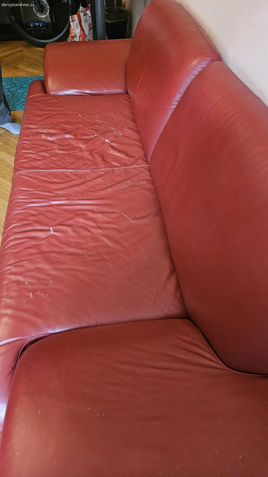 Kožená sedačka. Daruji za odvoz velmi kvalitní koženou sedačku. Bohužel má od kočky roztrhaný hlavní sedák, který bude nutné nechat protáhnout nebo na něj dát deku.