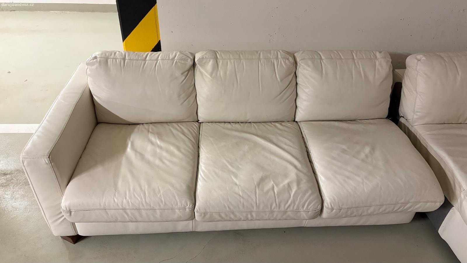 Kožená sedačka. Daruji za odvoz koženou bílou sedačku , da se rozkládat . Místy mírně poškrábaná.