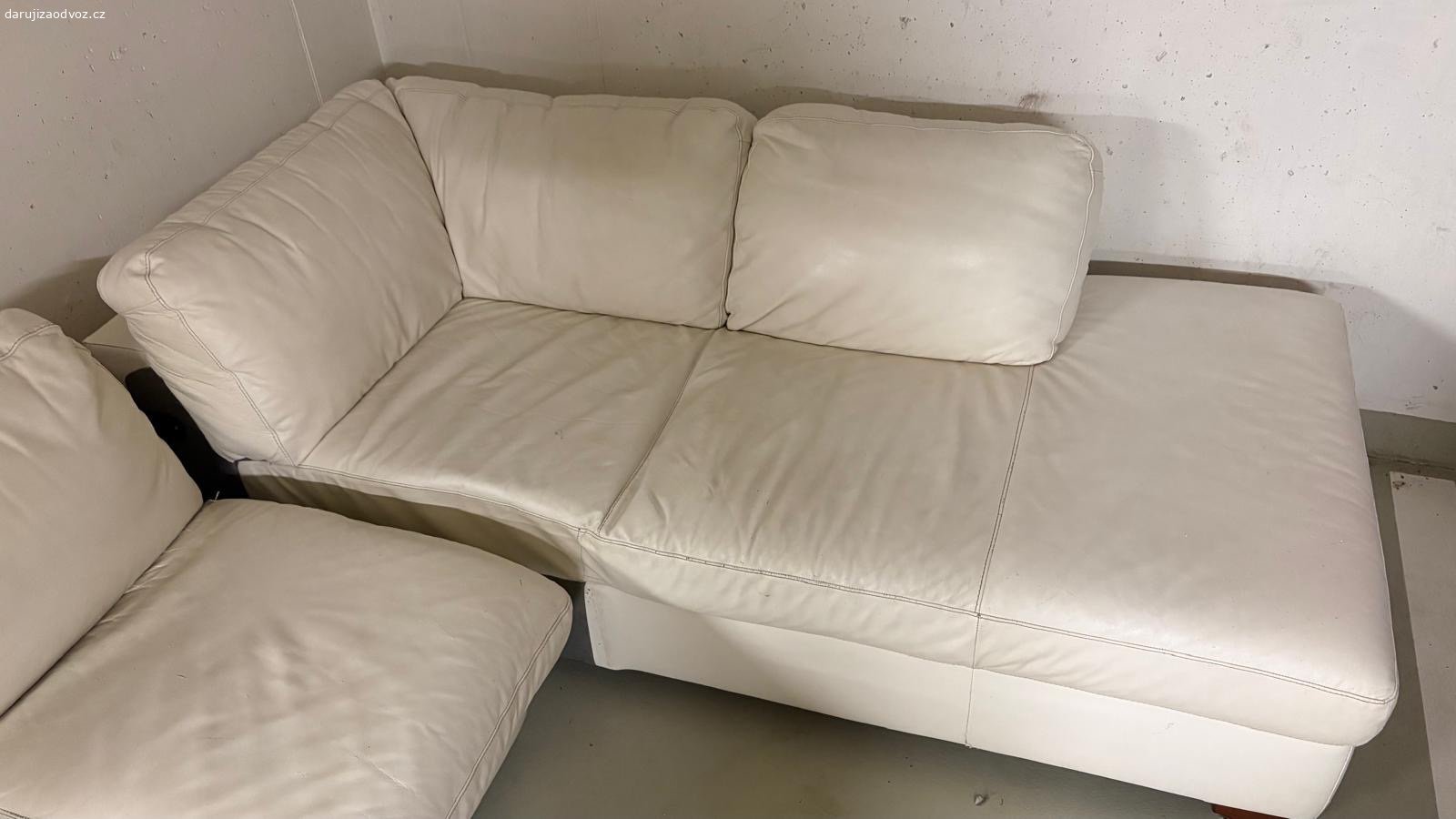 Kožená sedačka. Daruji za odvoz koženou bílou sedačku , da se rozkládat . Místy mírně poškrábaná.