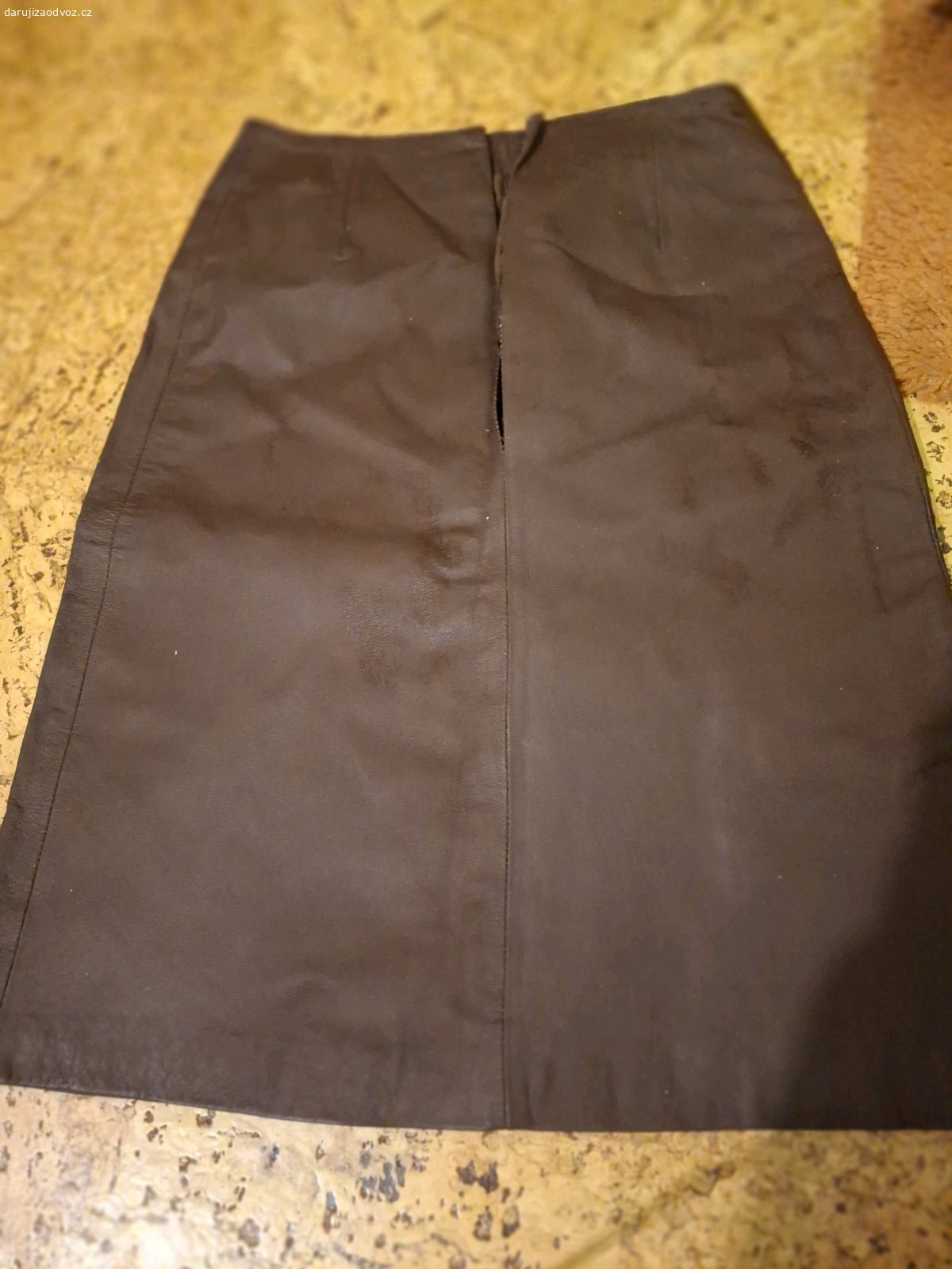 kožená sukně. s podšívkou,  chybí zip, pas 69cm, boky 90cm, délka cca 60cm