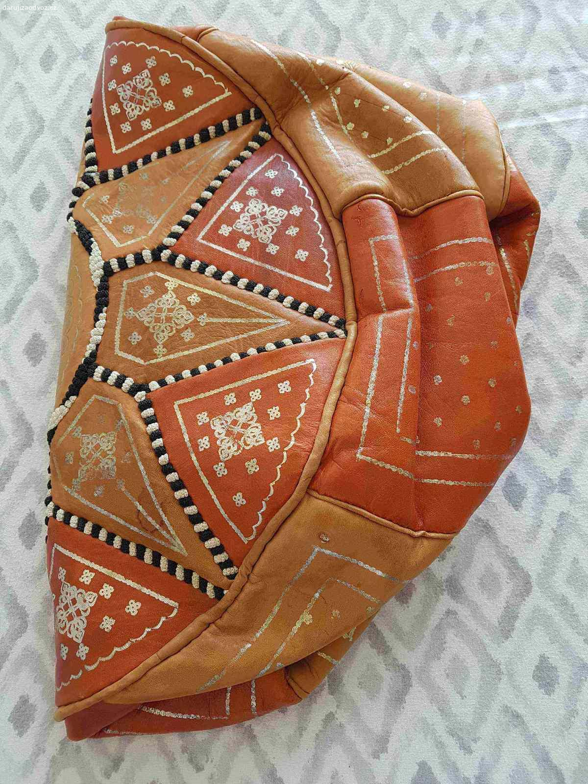 Kozeny taburet. ======== ZAMLUVENO do 25. 4. ========

Daruji za odvoz originalni taburet z prave kuze dovezeny z alzirskeho trziste. Rozmery cca 50 x 22 cm. 

Je samozrejme prazdny, musi se necim naplnit. Je na kazdem, co zvoli (jako napr. slama, noviny, molitan atd.). 

Neposilam, jen osobni odber v Praze 17 (Repy) po predchozi dohode. Prosim napiste hned, kdy byste se mohli stavet na prevzeti, dekuju.