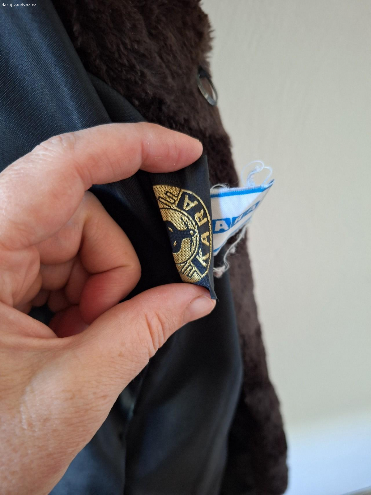 kožich KARA starší vel cca 44. nepoznám z jakého je to zvířete, ale je to kožešina. z pozůstalosti
prosím pouze volejte
zapínání na háčky