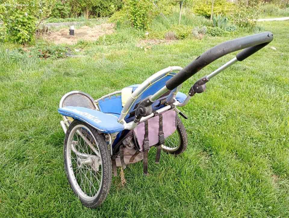Kozlík na dítě. Starší kozlík, ale stále funkční a jistě někomu poslouží. Bohužel už bez příslušenství. Jezdí jako kočárek, dá se dát za kolo.