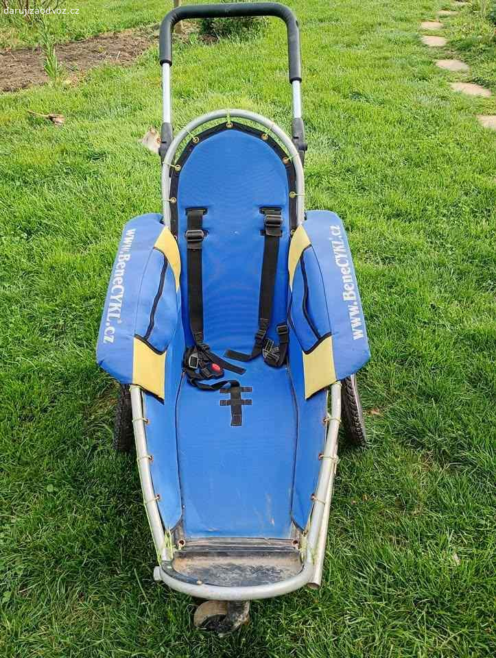 Kozlík na dítě. Starší kozlík, ale stále funkční a jistě někomu poslouží. Bohužel už bez příslušenství. Jezdí jako kočárek, dá se dát za kolo.