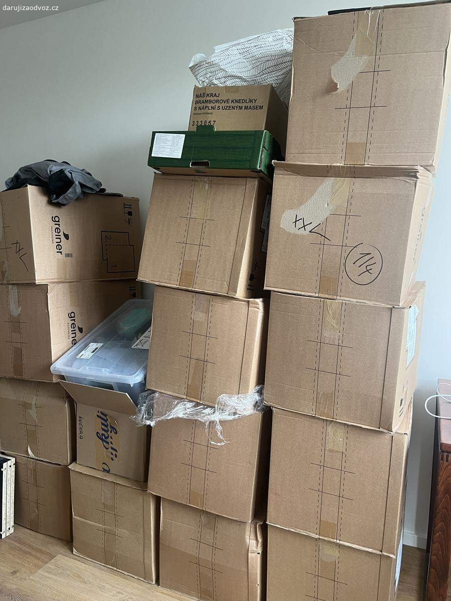 Krabice na stěhování. Krabice 59x38x37, celkem 55 ks. Meli jsme je na stehovani, ale nejsou prilis pevne, obcas se zdeformovaly, viz foto. Muzou ale jeste poslouzit, ty v horsim stavu napr. jako karton na zem pri malovani apod. Muzeme je rozdat i po mensich varkach, ne vsechny najednou.