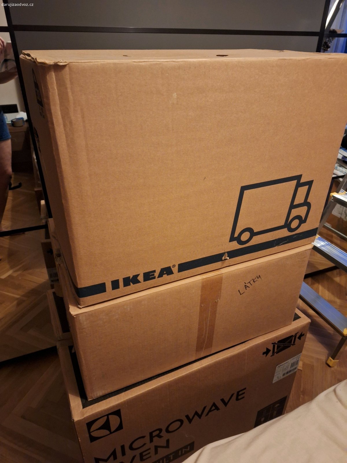 Krabice na stěhování. 1 velká pevná, 2x menší, 1 IKEA nosnost 30 kg a asi najdu ještě další. :)