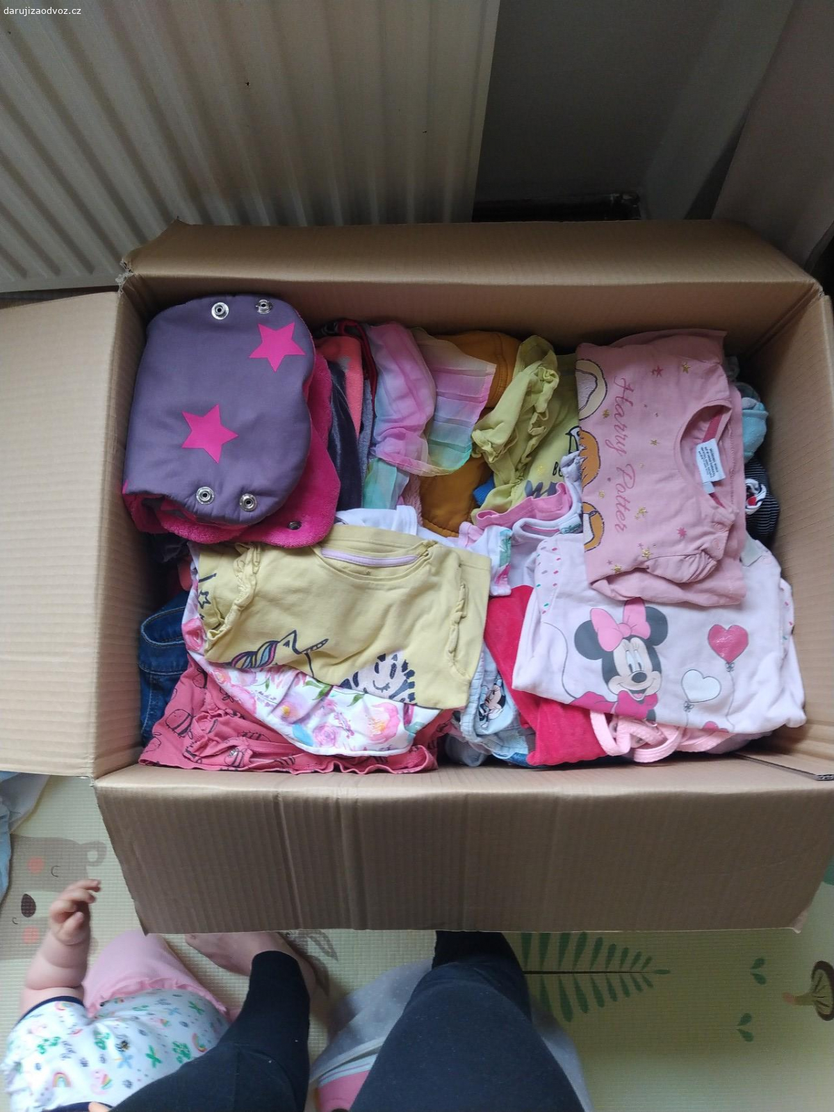 Krabice s dívčím oblečením. Daruji krabici s mixem dívčího oblečení (0-2r) + nějaké hračky