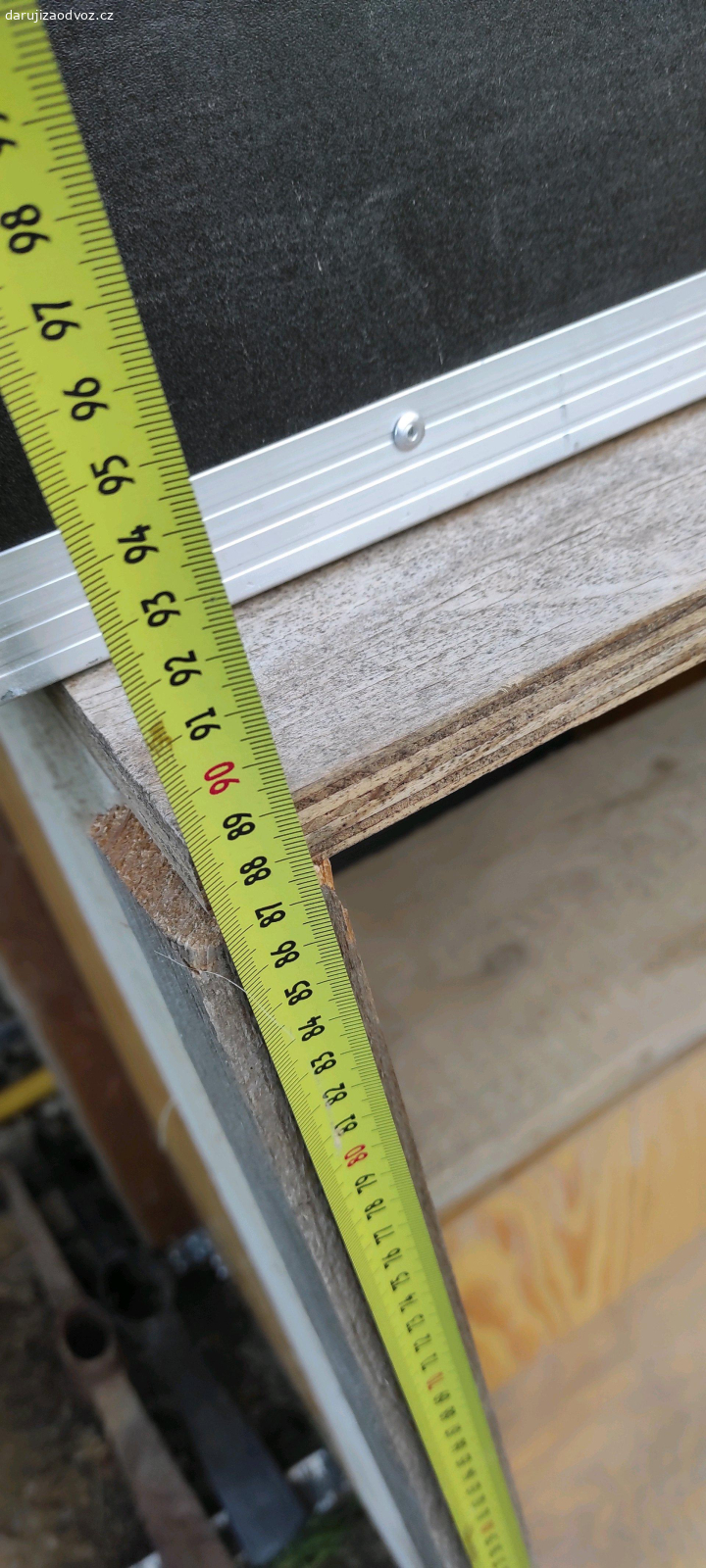 Králičárna,fretkárna venkovní.. Domácí výroba. Chtěl jsem to vyhodit. Nedodělané bez dvířek. Původně na králíka. Čokoláda bude vhod, není podmínkou, děkuji. Délka, výška,hloubka ten metr.