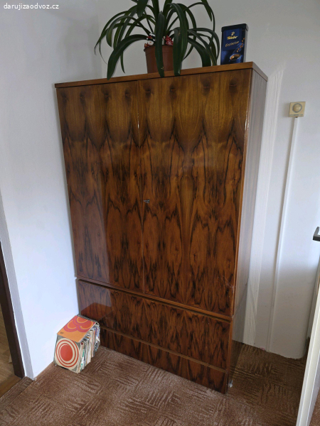 Krásná dýhovaná skříň za odvoz