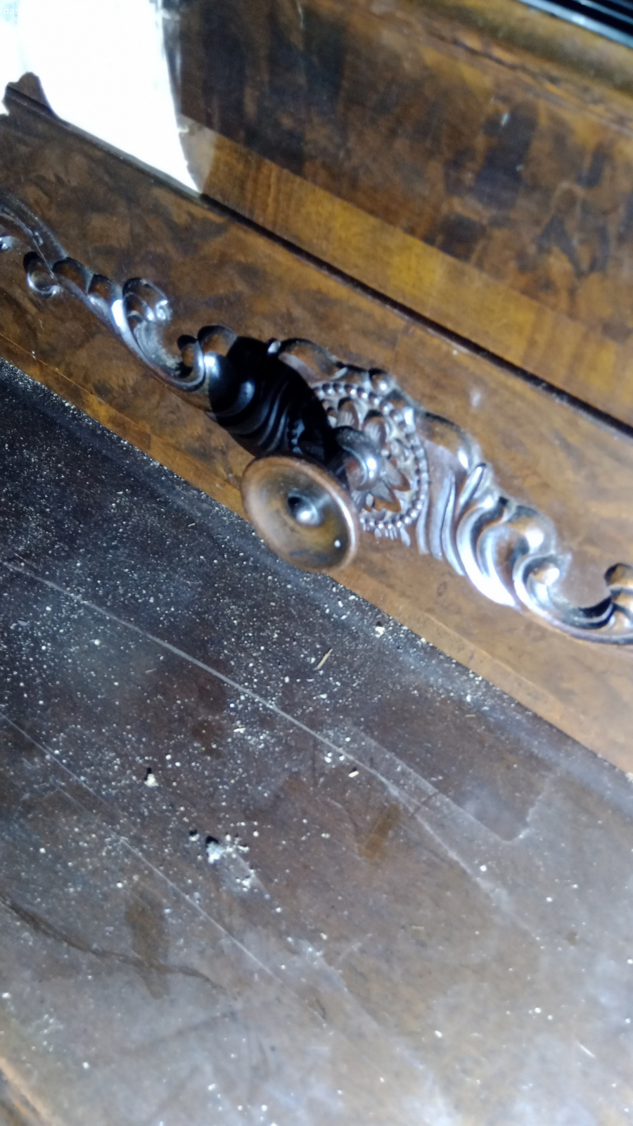 Krásná vitrína prvorepubliková. Má (nejspíš) řezbované detaily.
roh vitríny je z oblého skla.
Pěkná práce. 
To není IKEA, to Vás přežije ??
Za odvoz ?